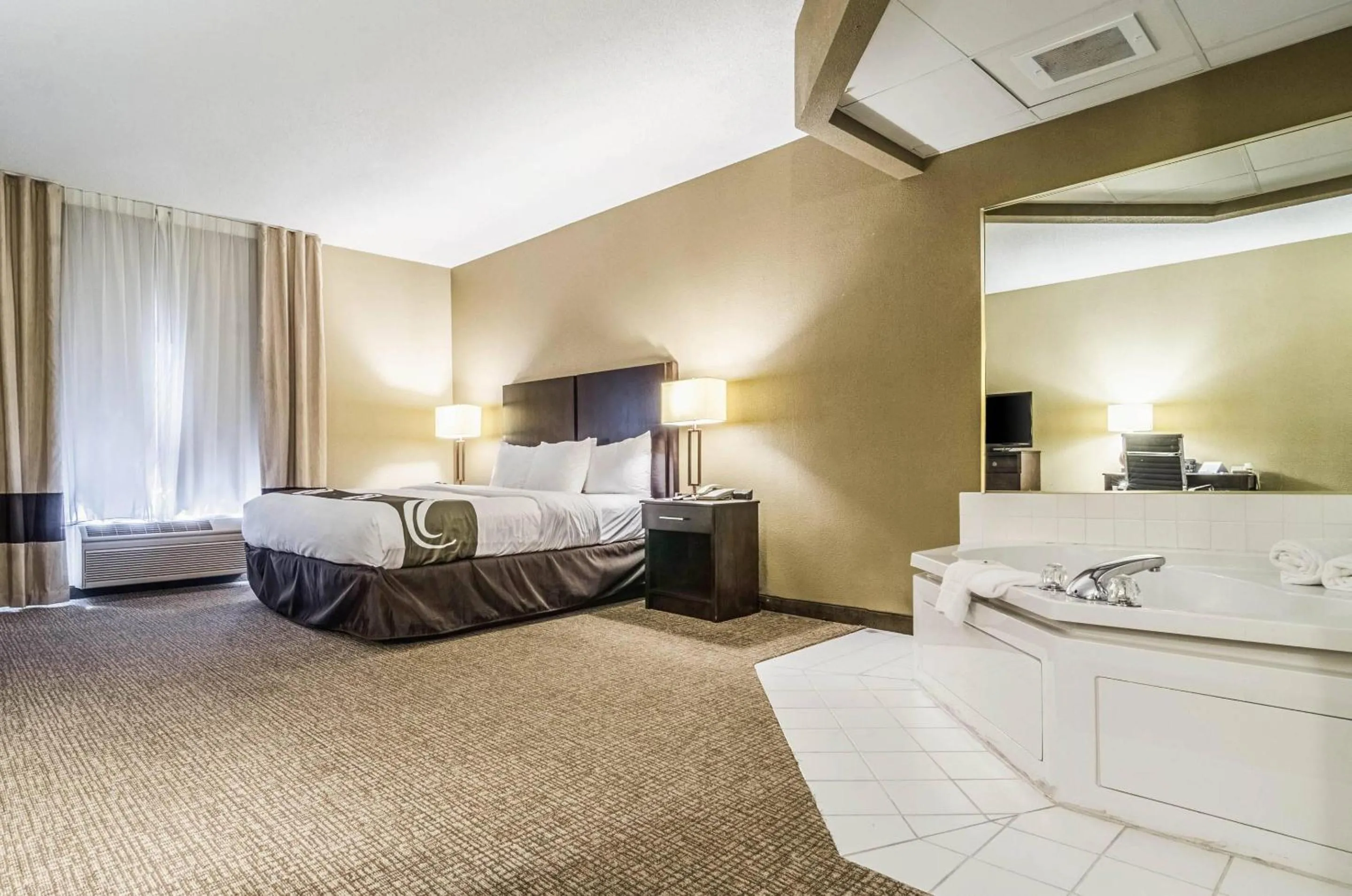 Bedroom, Bed in Quality Suites Graham - Burlington South