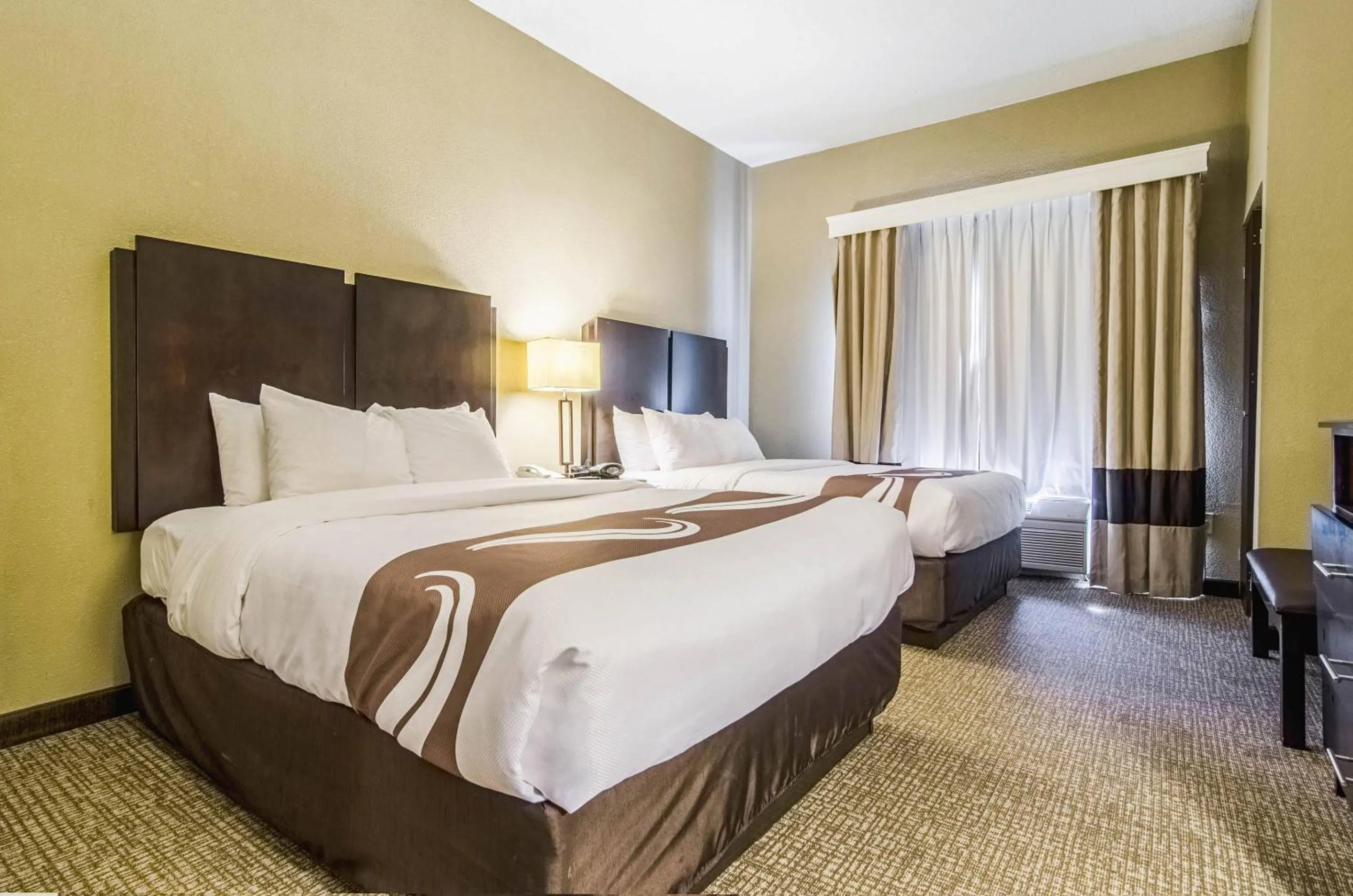 Bedroom, Bed in Quality Suites Graham - Burlington South