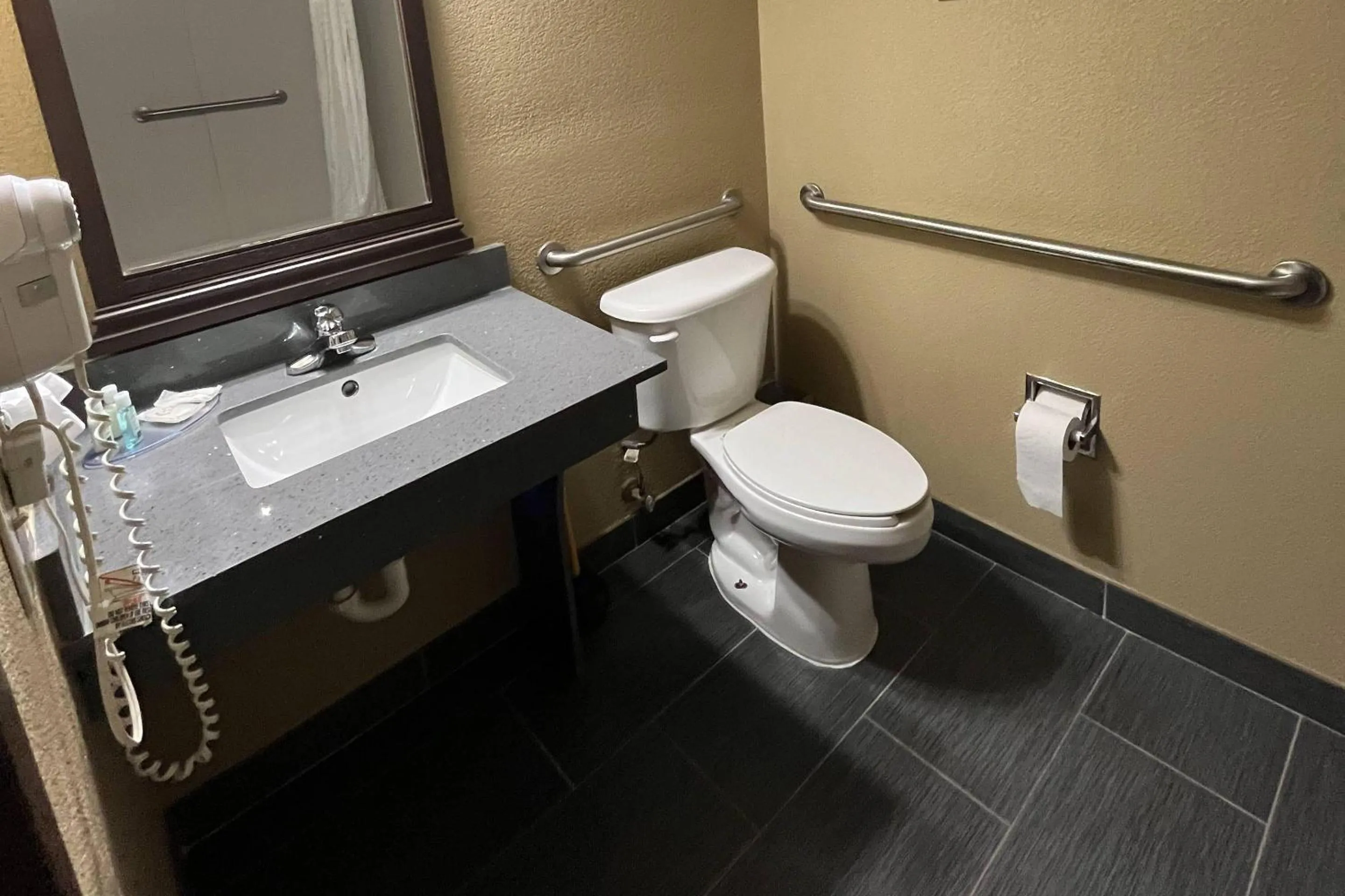 Bedroom in Quality Suites Graham - Burlington South