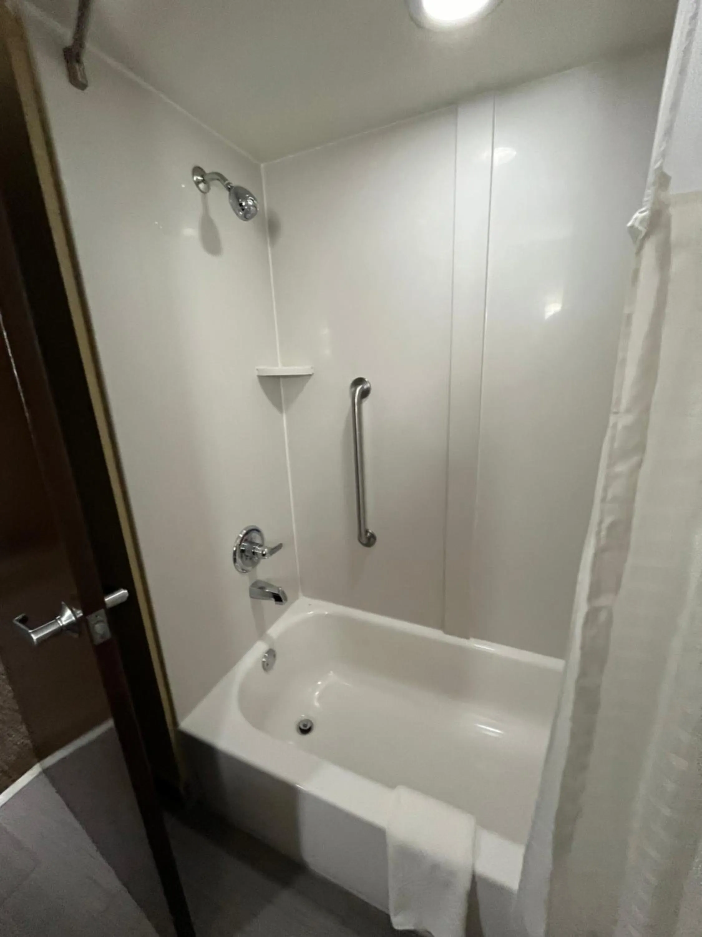 Bath in Quality Suites Graham - Burlington South