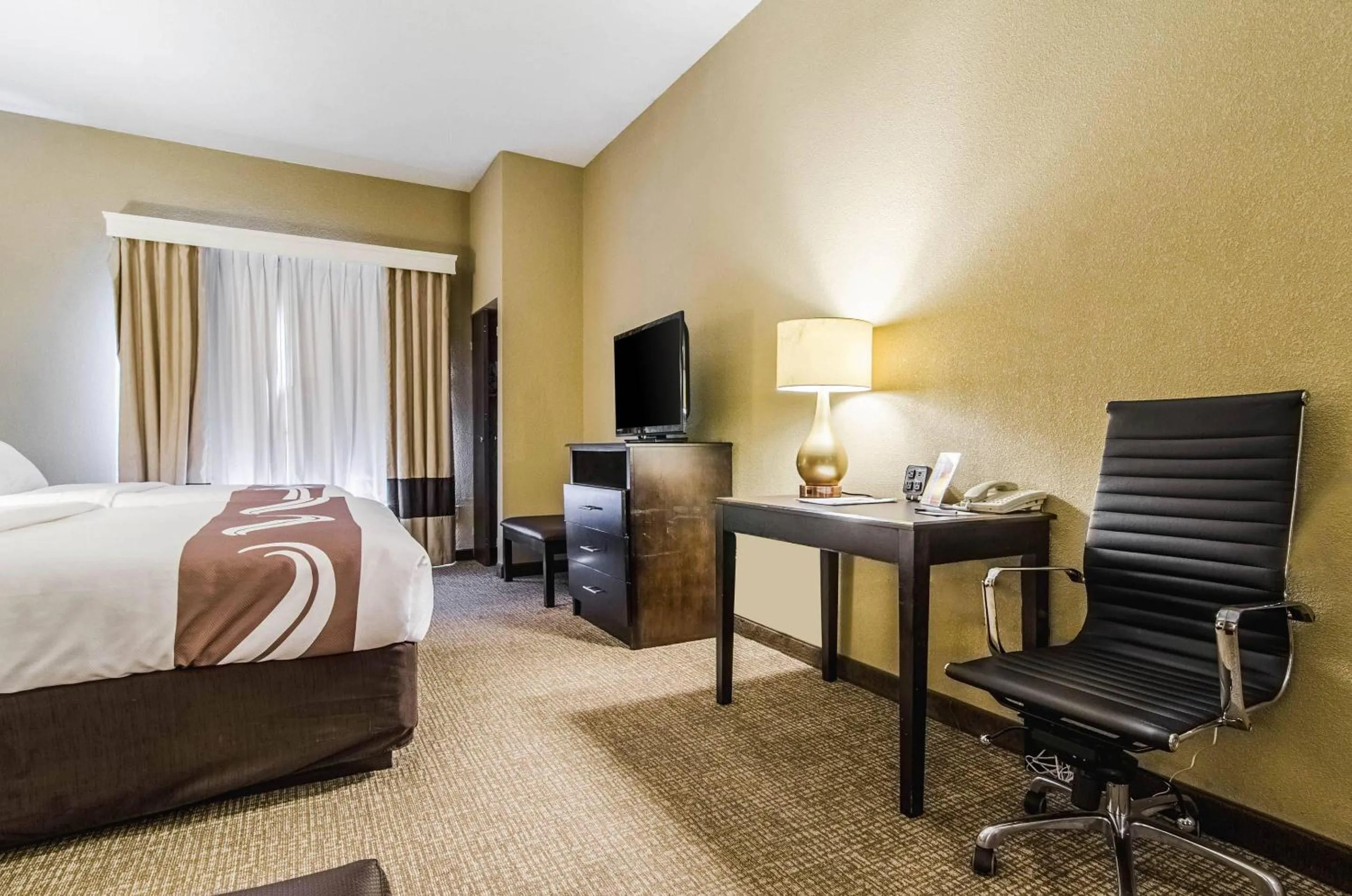 Bedroom, Bed in Quality Suites Graham - Burlington South