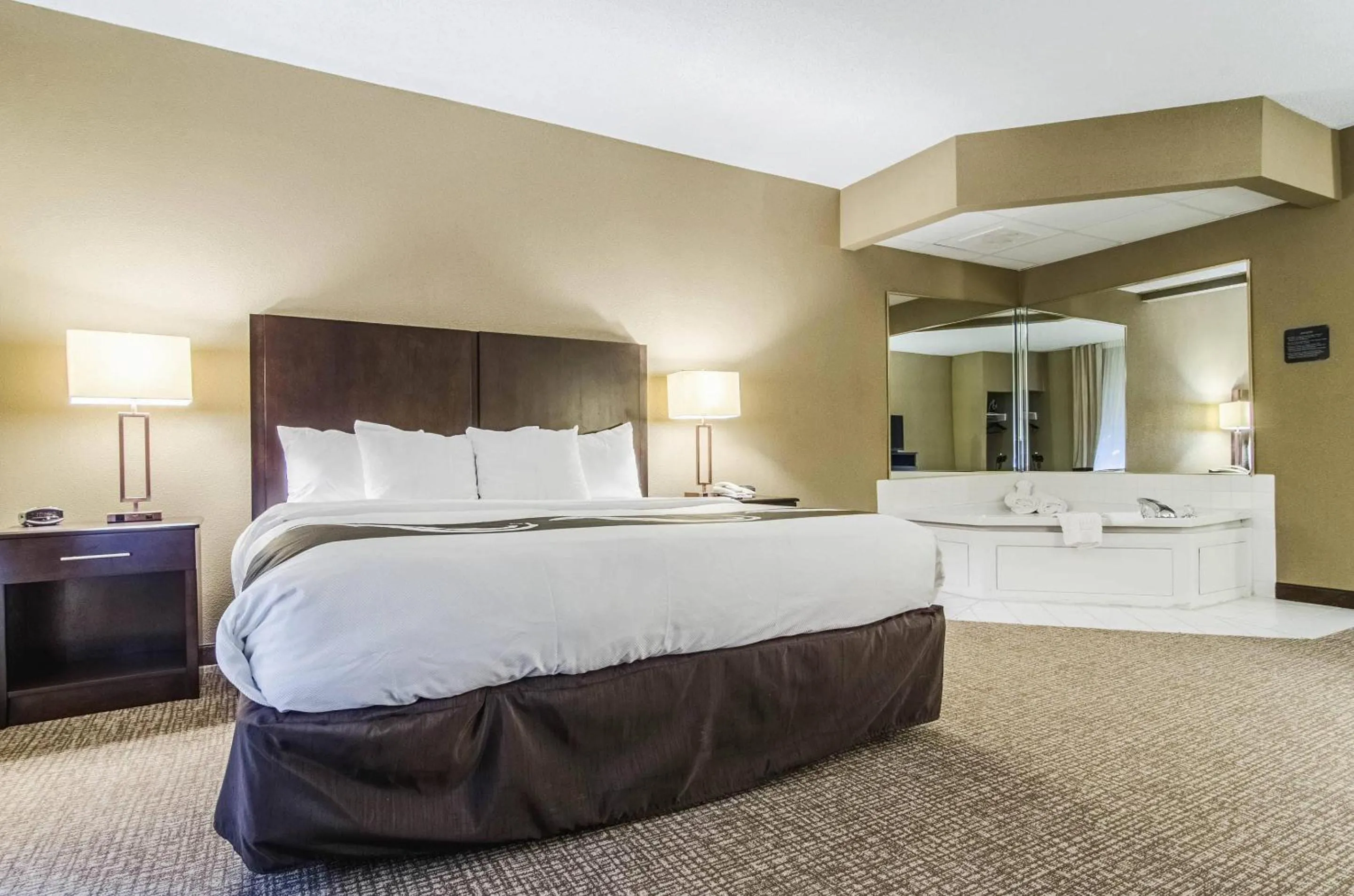 Bedroom, Bed in Quality Suites Graham - Burlington South