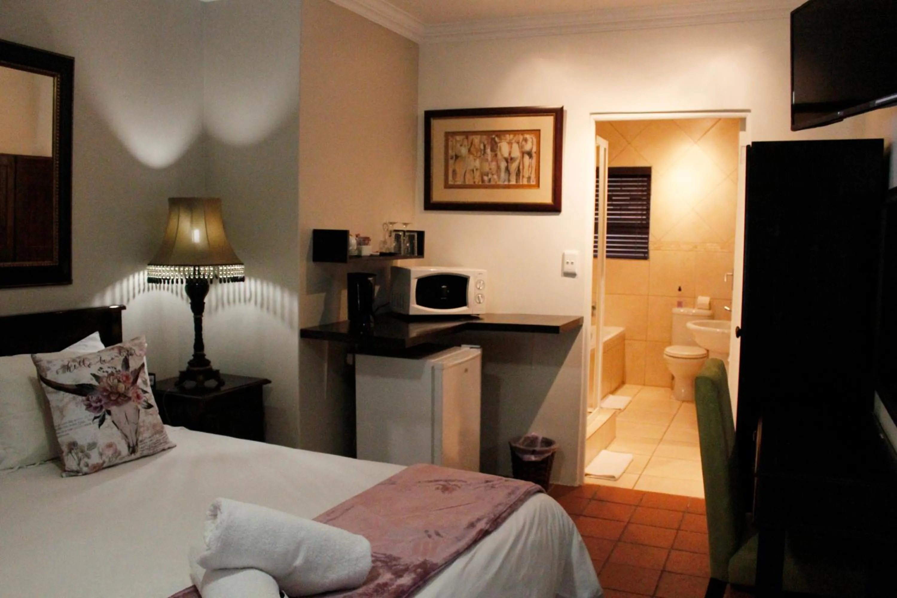 Bathroom, Bed in Amani Guest Lodge