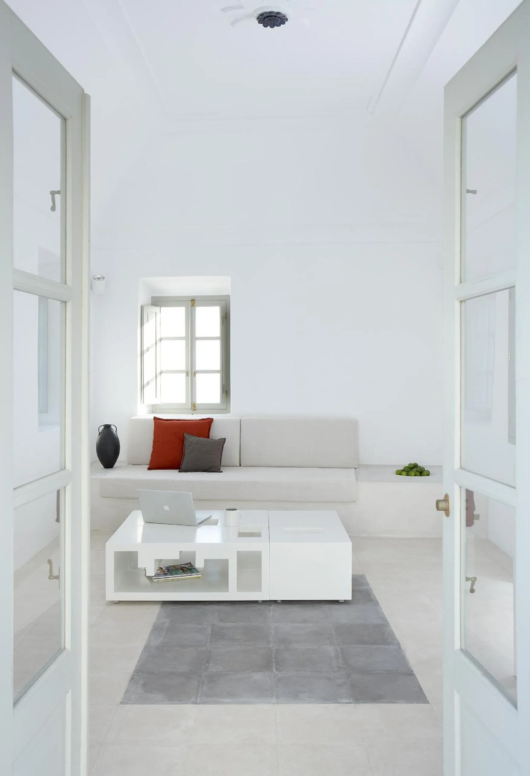 Living room, Bed in Villa Fabrica Santorini