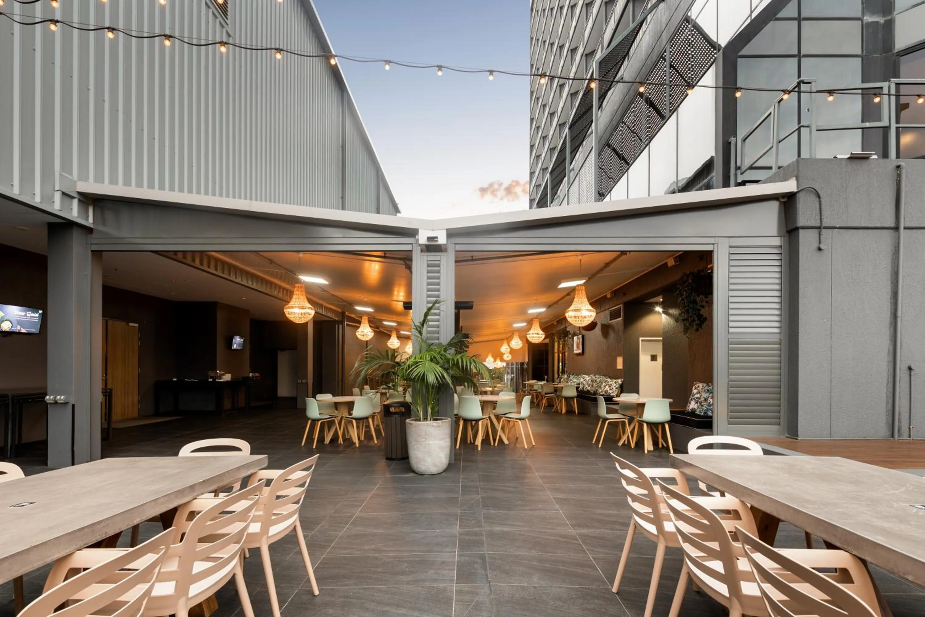 Inner courtyard view in Hotel Grand Chancellor Brisbane