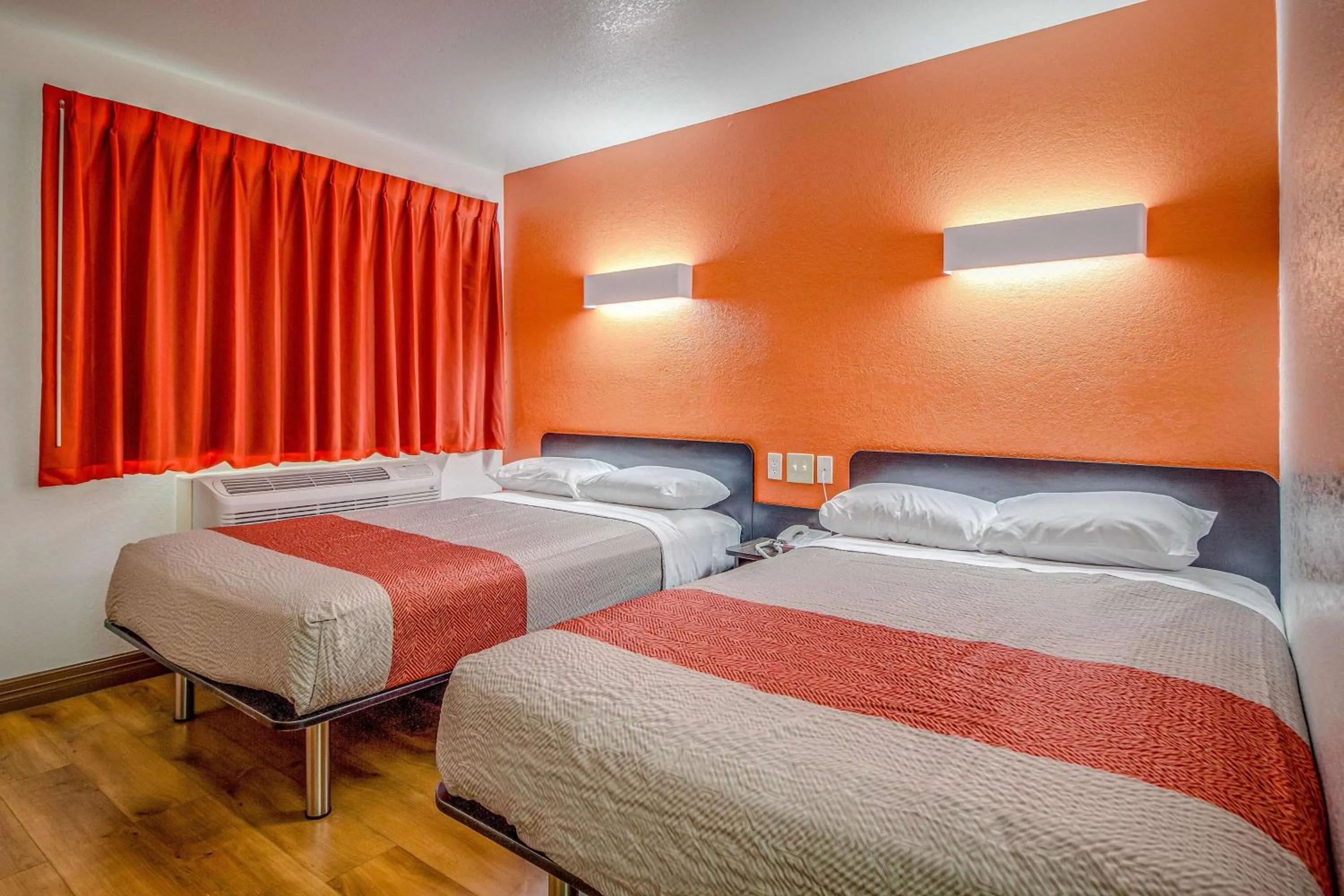 Photo of the whole room, Bed in Motel 6-Conroe, TX