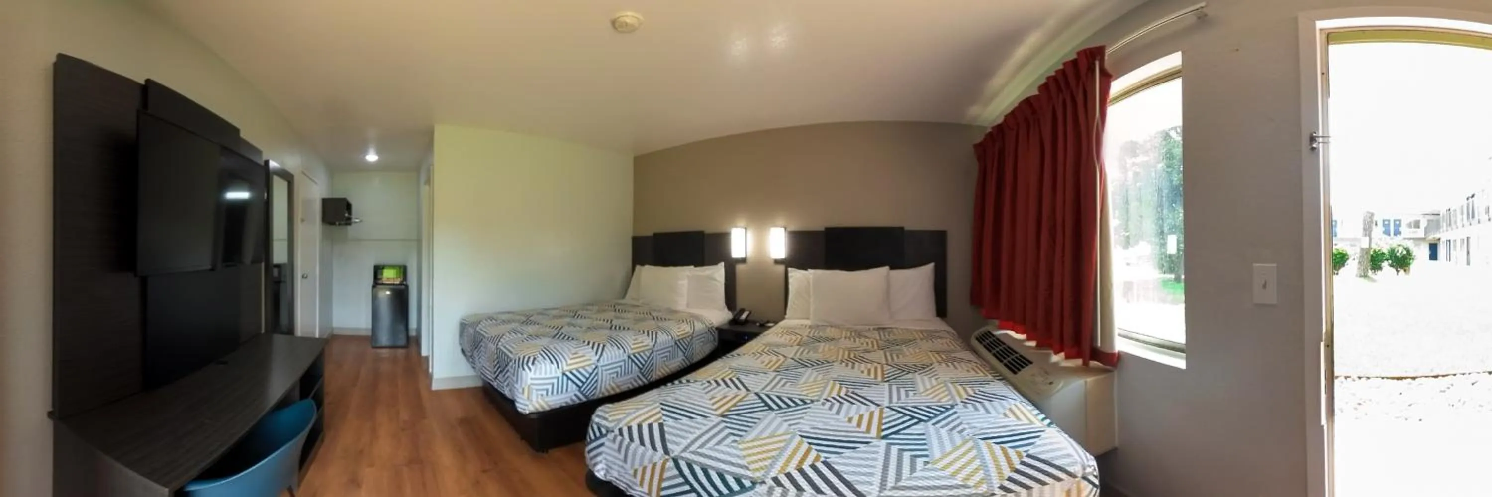 Photo of the whole room, Bed in Motel 6-Conroe, TX