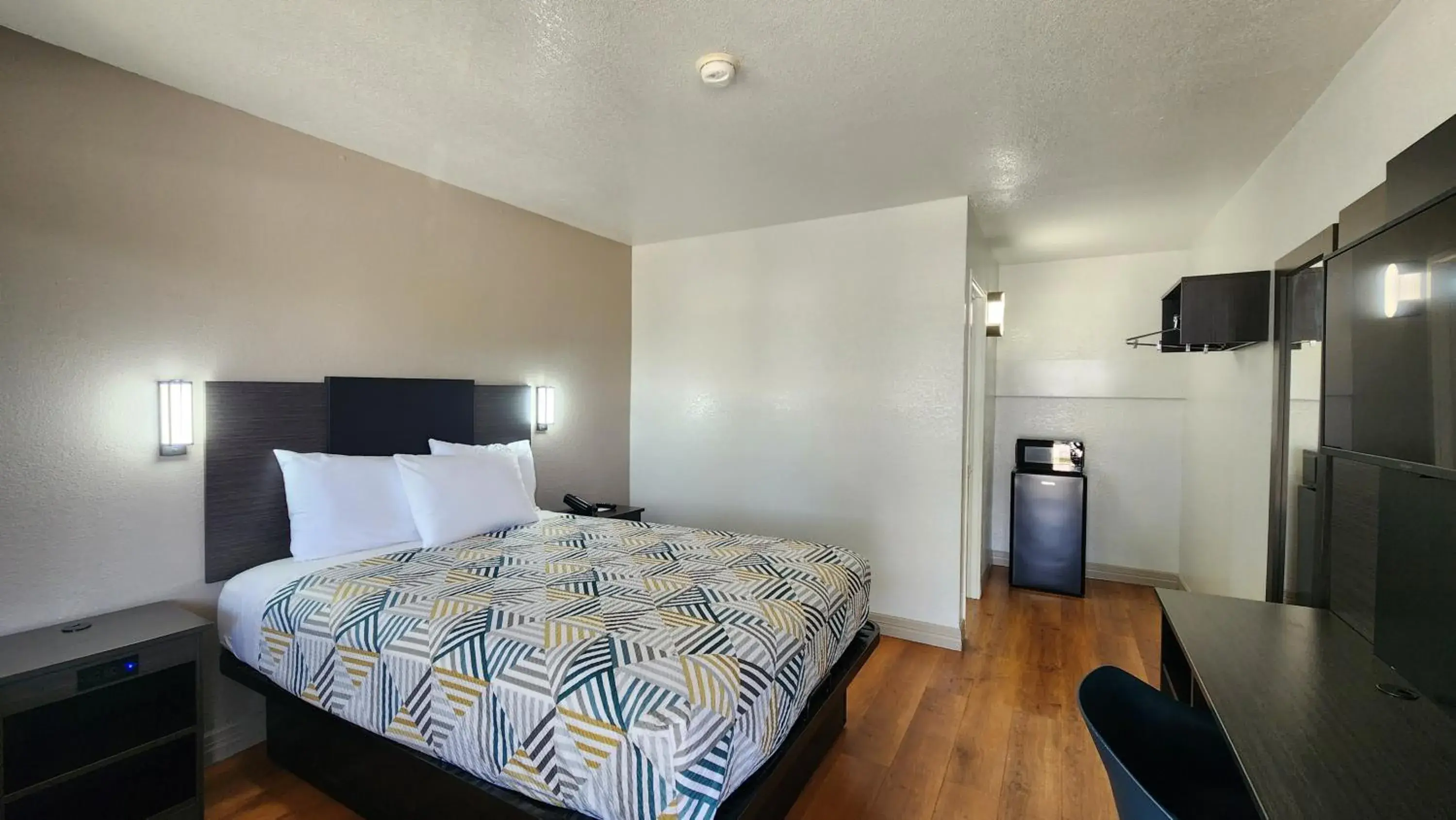 Deluxe Queen Room in Motel 6-Conroe, TX Deluxe Queen Room in Motel 6-Conroe, TX