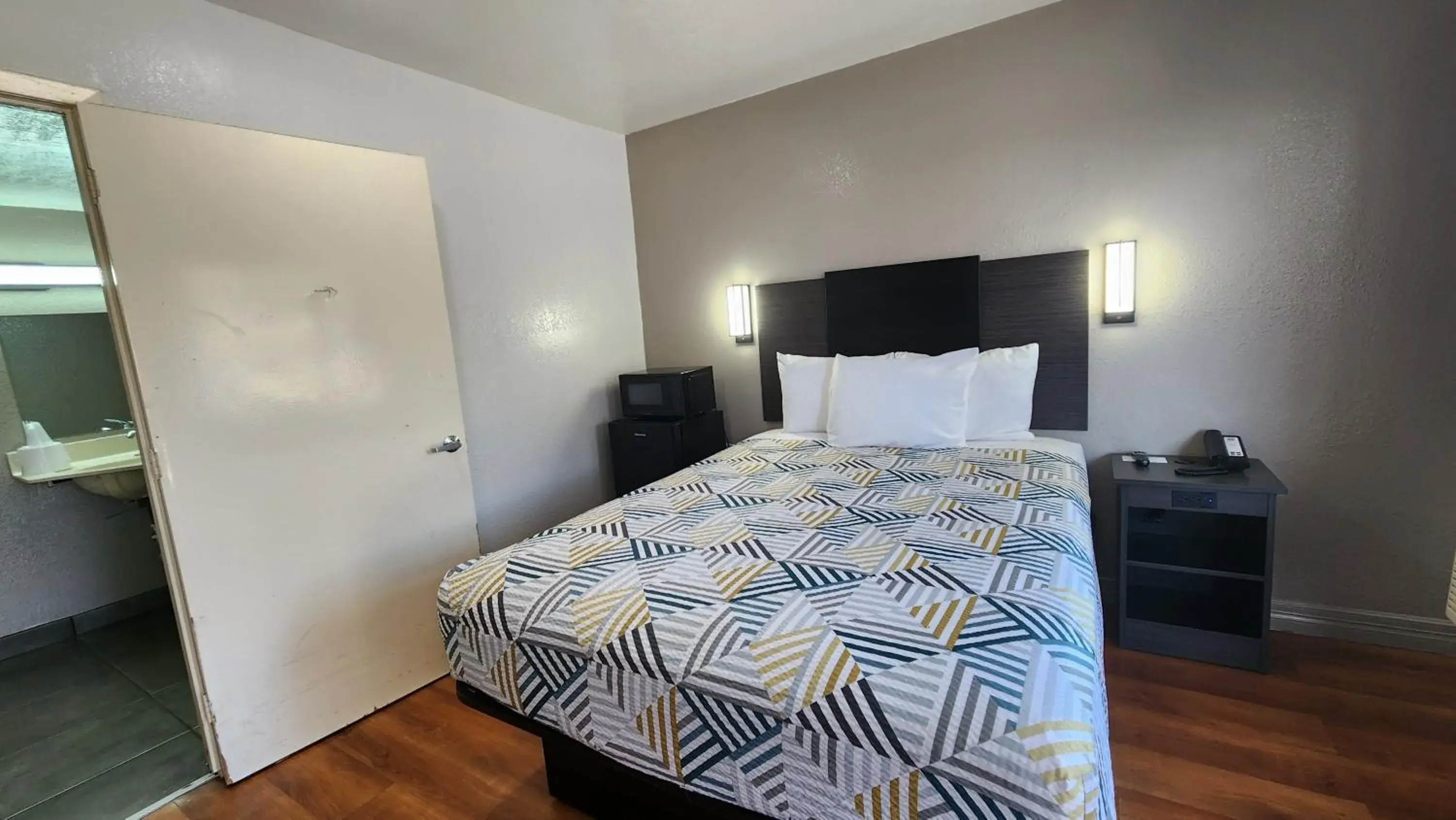 Deluxe Queen Room - Disability Access - Smoking in Motel 6-Conroe, TX Deluxe Queen Room - Disability Access - Smoking in Motel 6-Conroe, TX