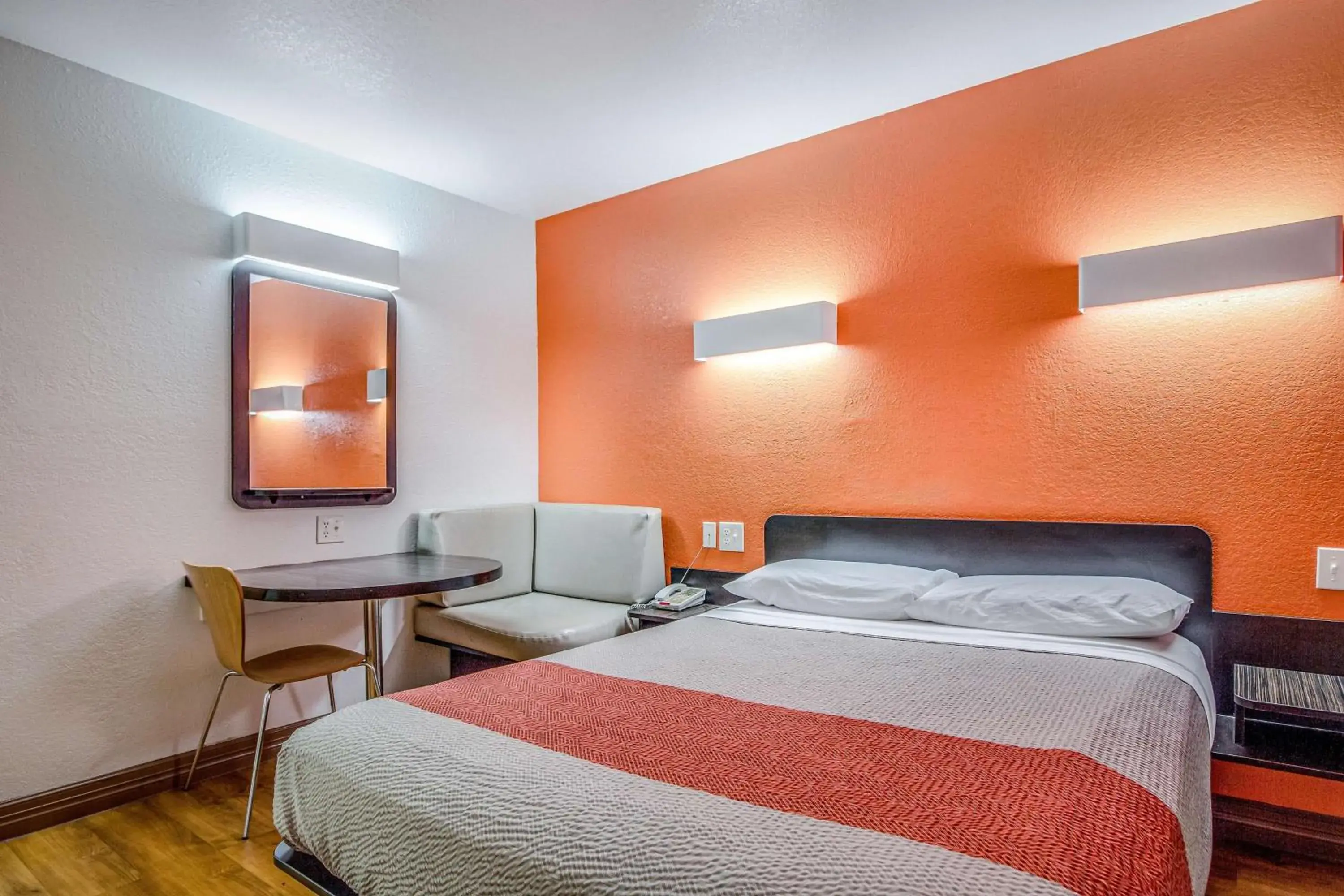 Queen Room - Non-Smoking in Motel 6-Conroe, TX Queen Room - Non-Smoking in Motel 6-Conroe, TX