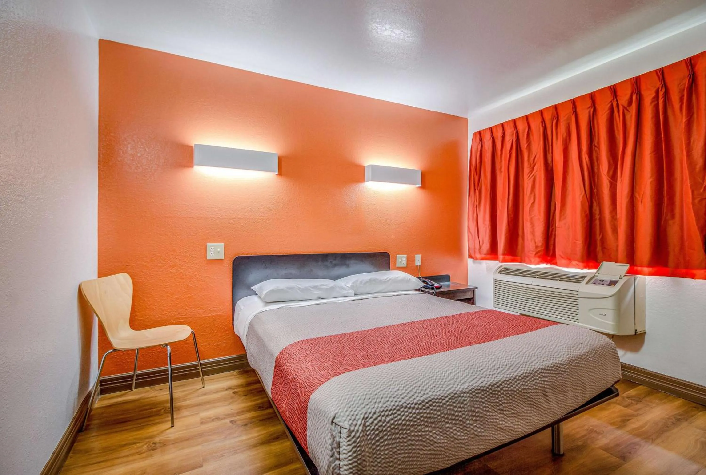 Photo of the whole room, Bed in Motel 6-Conroe, TX