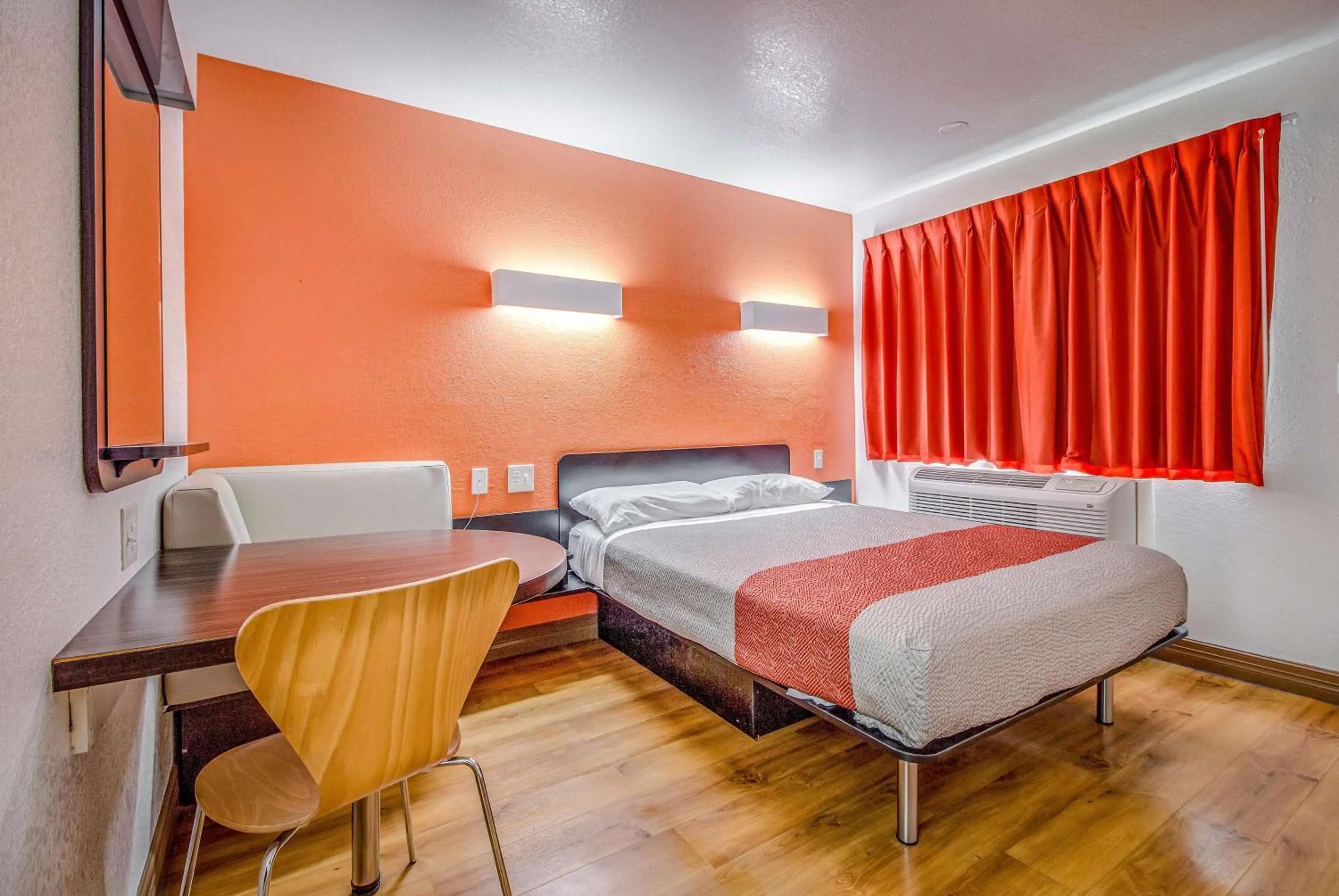 Photo of the whole room, Bed in Motel 6-Conroe, TX