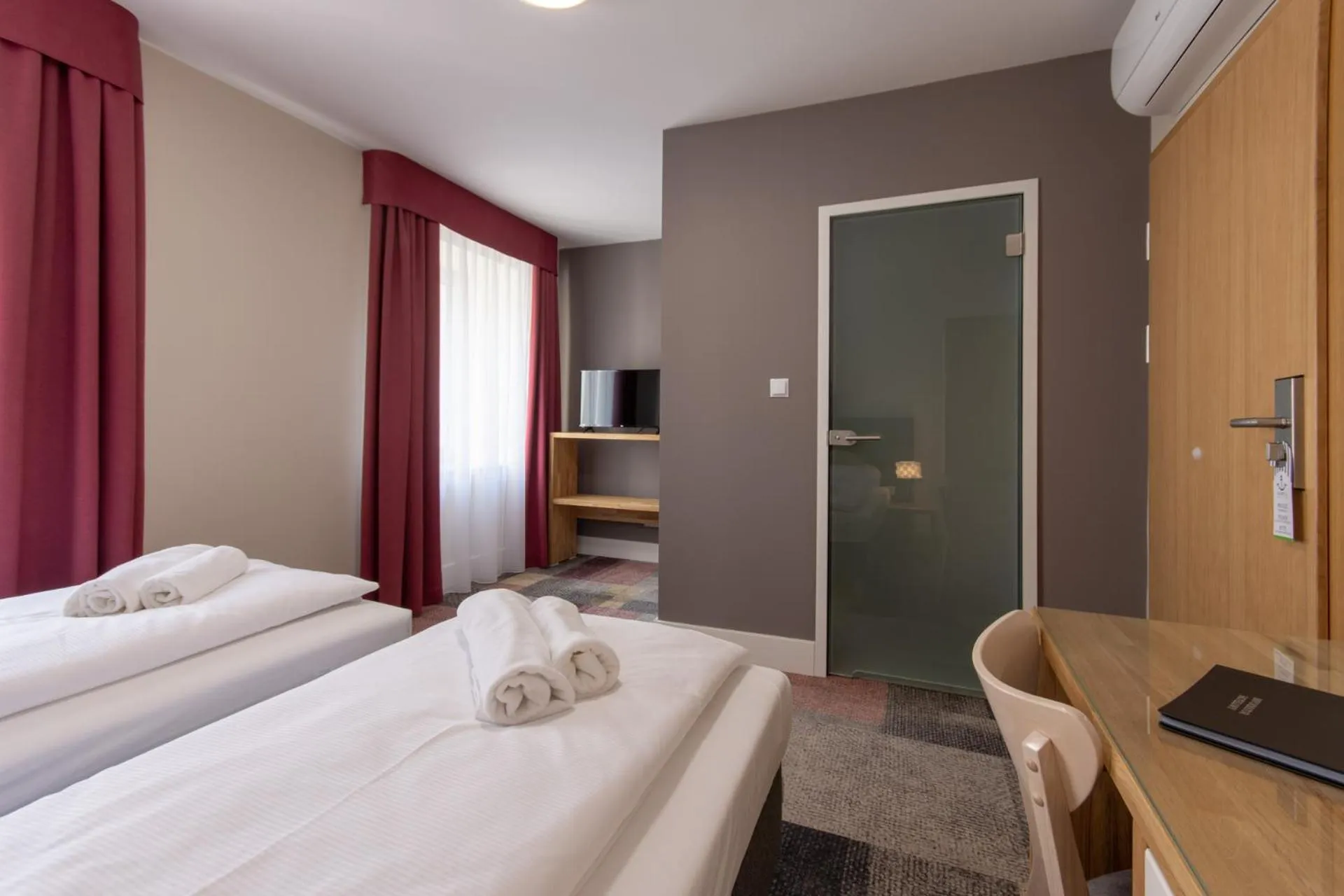 Photo of the whole room in Marina Pallatium Premium Floor