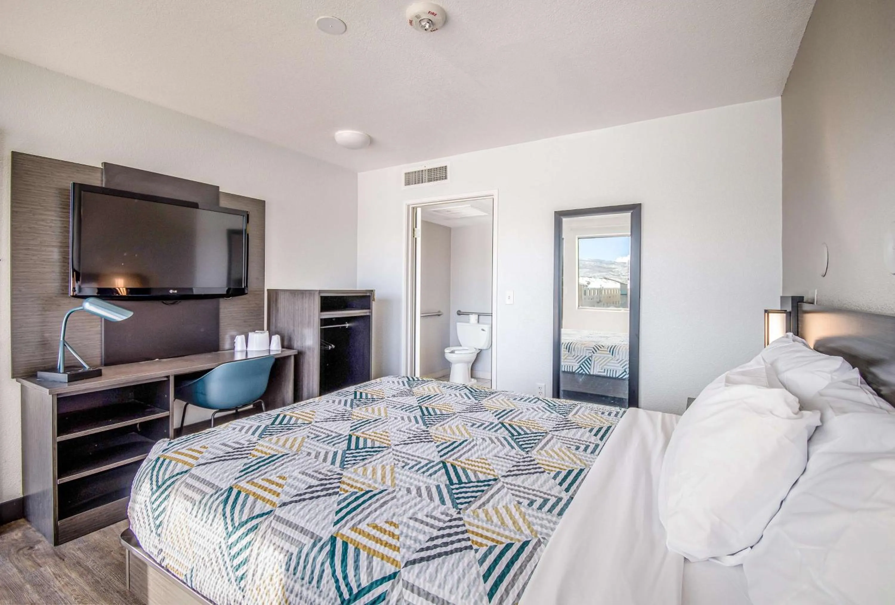 Photo of the whole room, Bed in Motel 6-Elko, NV