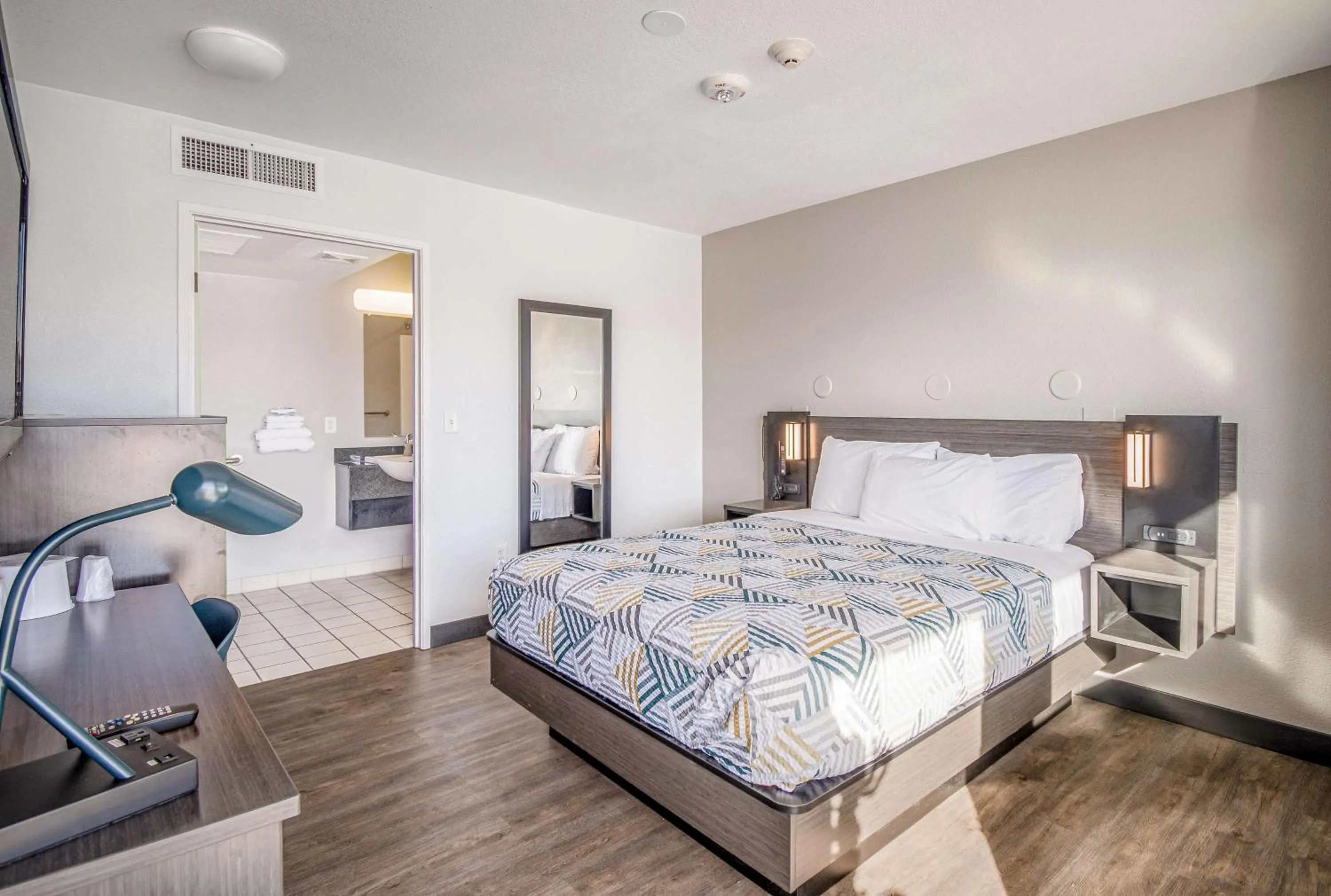 Photo of the whole room, Bed in Motel 6-Elko, NV