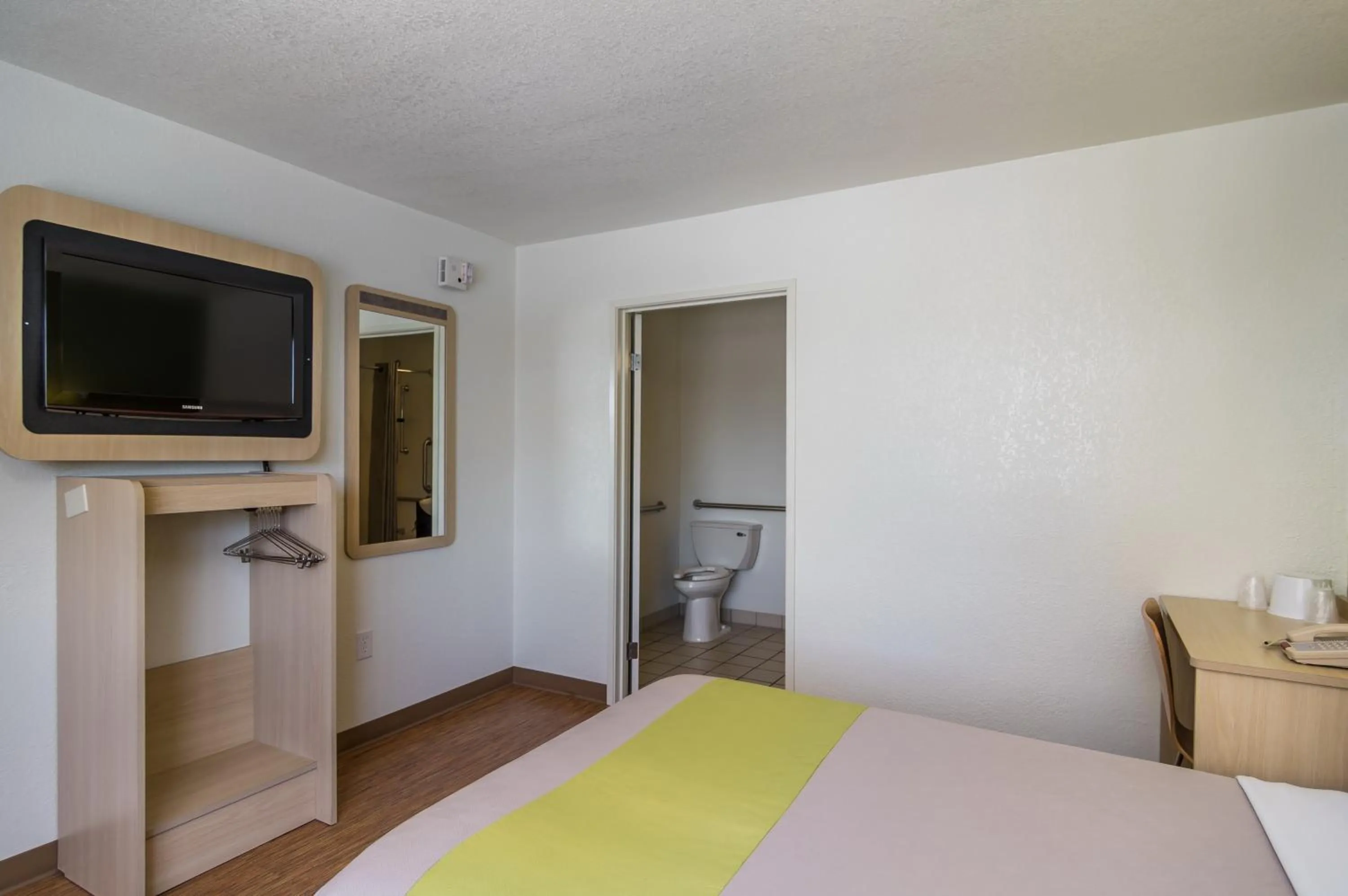 Bedroom, Bed in Motel 6-Bellmead, TX - Waco