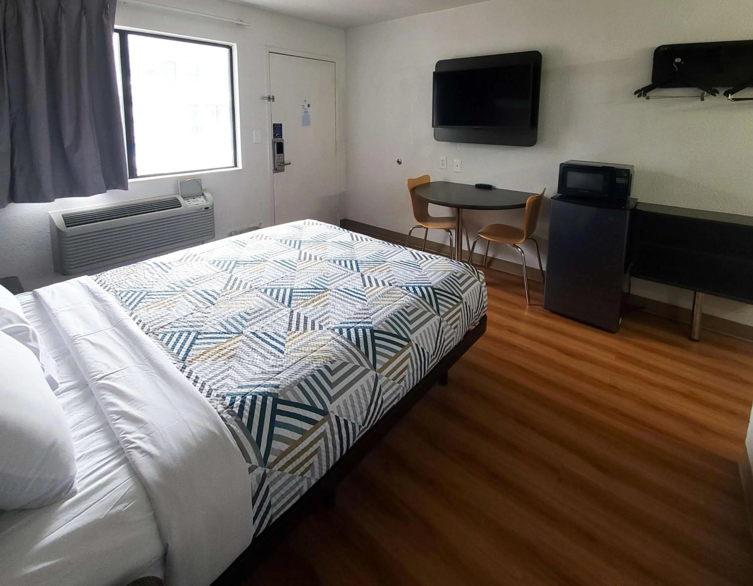 Bedroom, Bed in Motel 6-Bellmead, TX - Waco