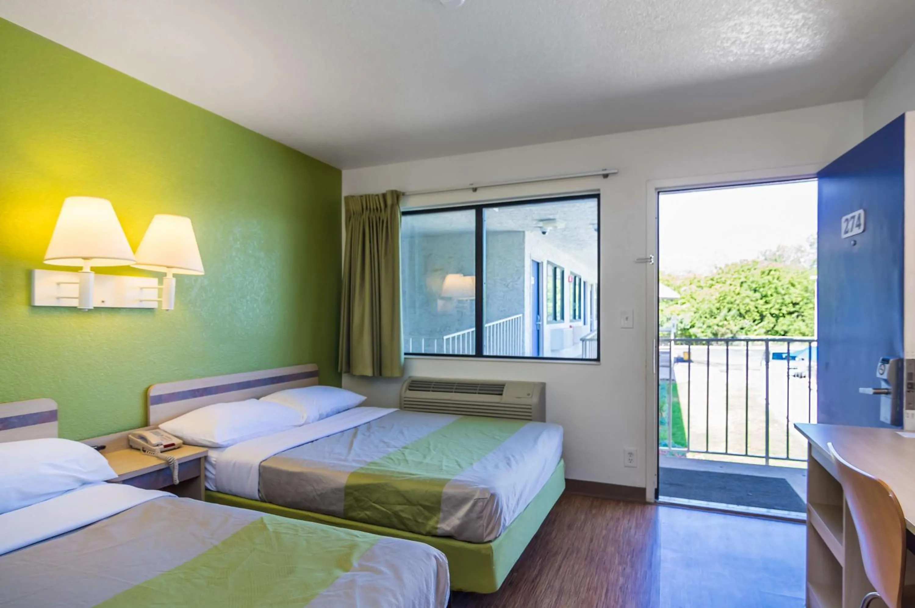 Bedroom, Bed in Motel 6-Bellmead, TX - Waco