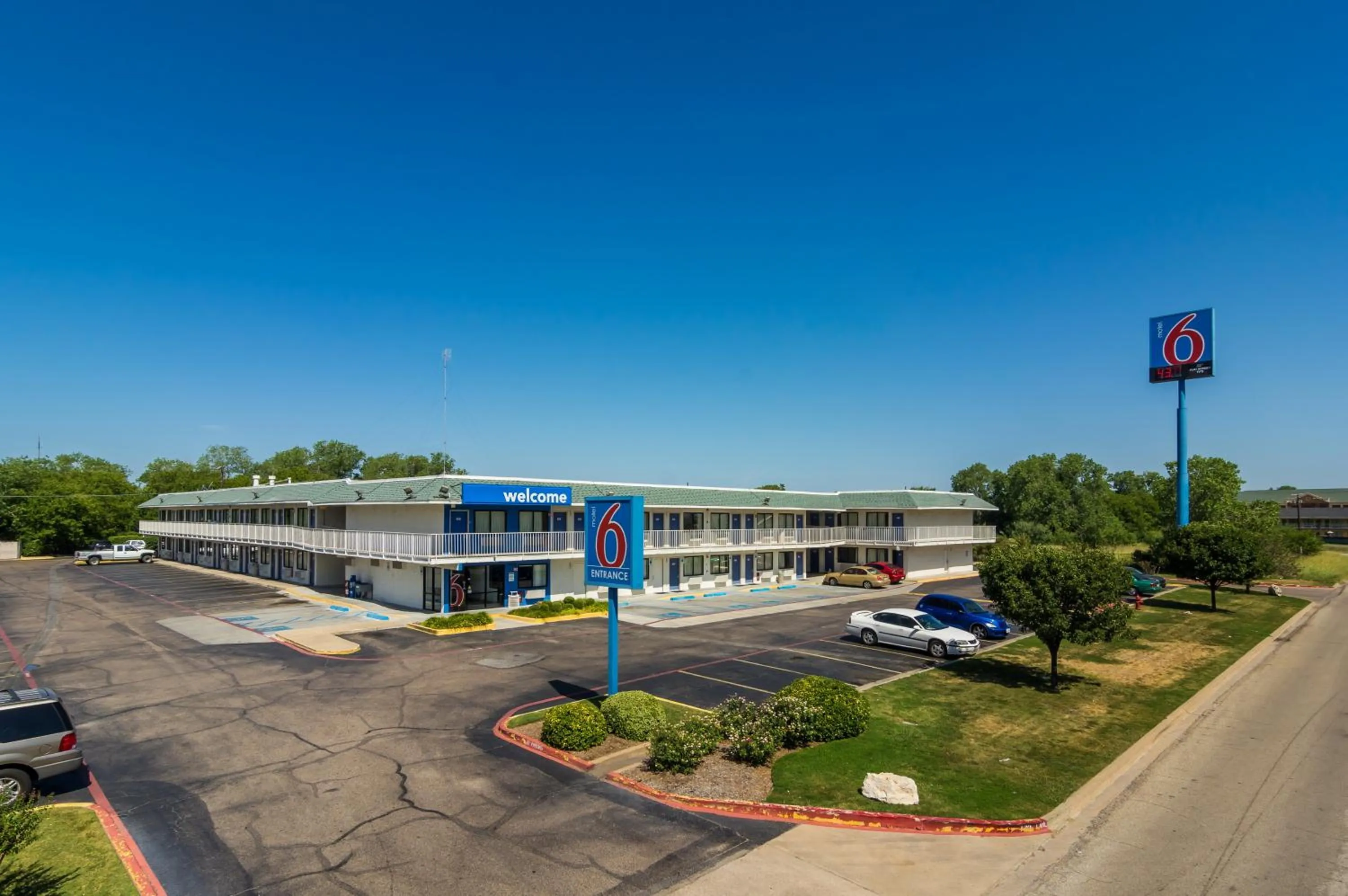 Property building in Motel 6-Bellmead, TX - Waco