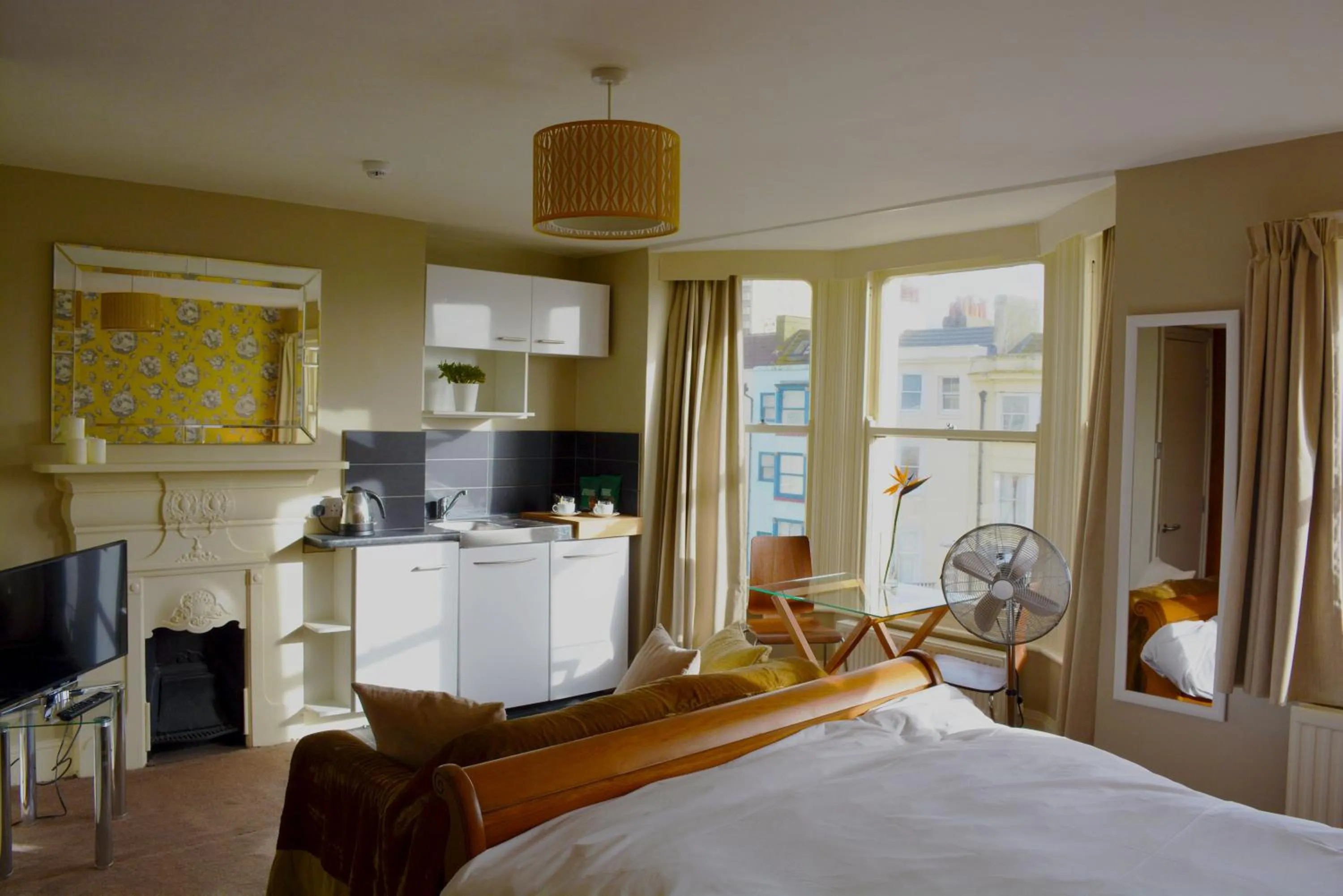 Photo of the whole room, Bed in Amherst Brighton