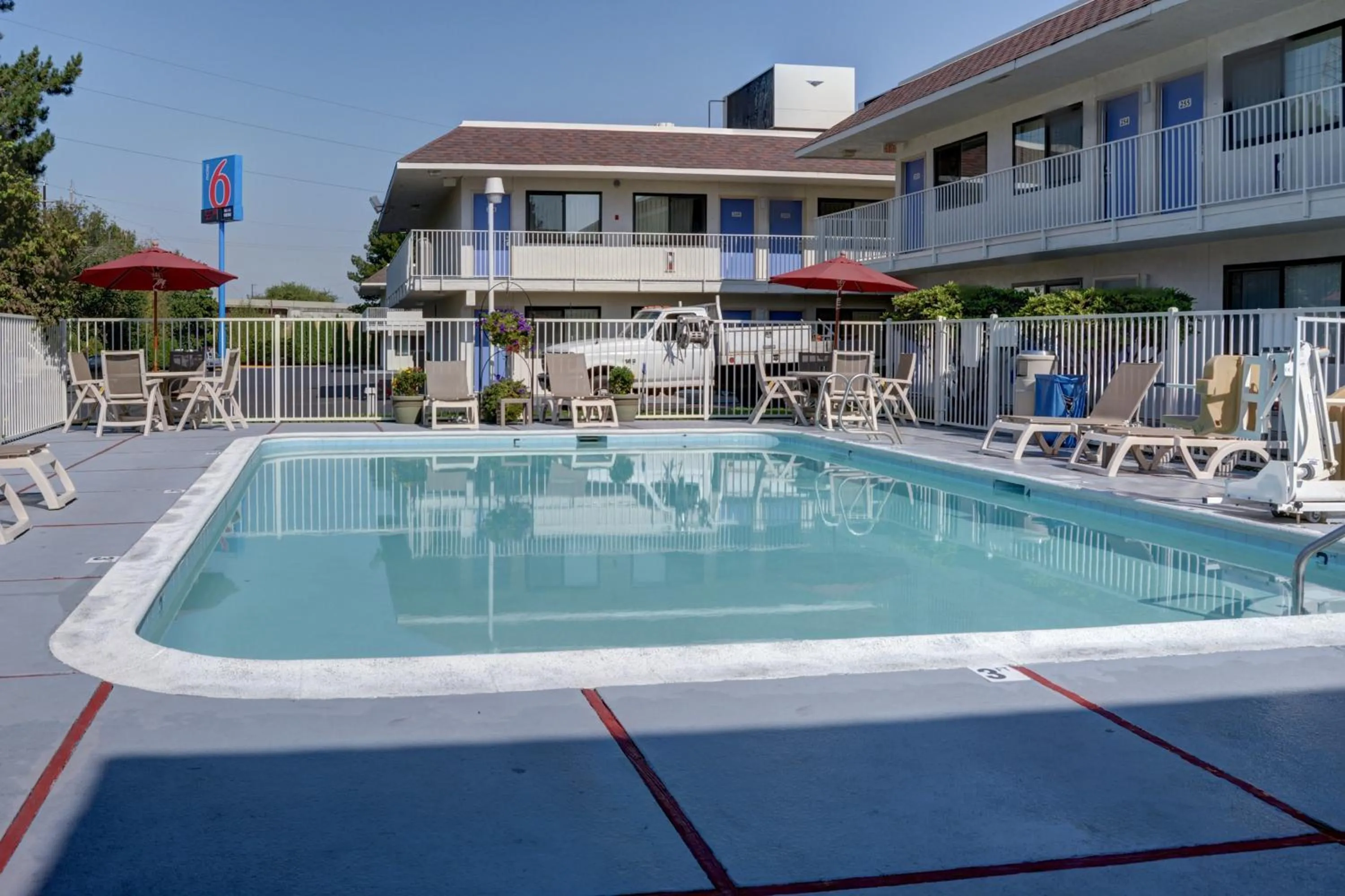 Swimming pool in Motel 6-Springfield, OR - Eugene North