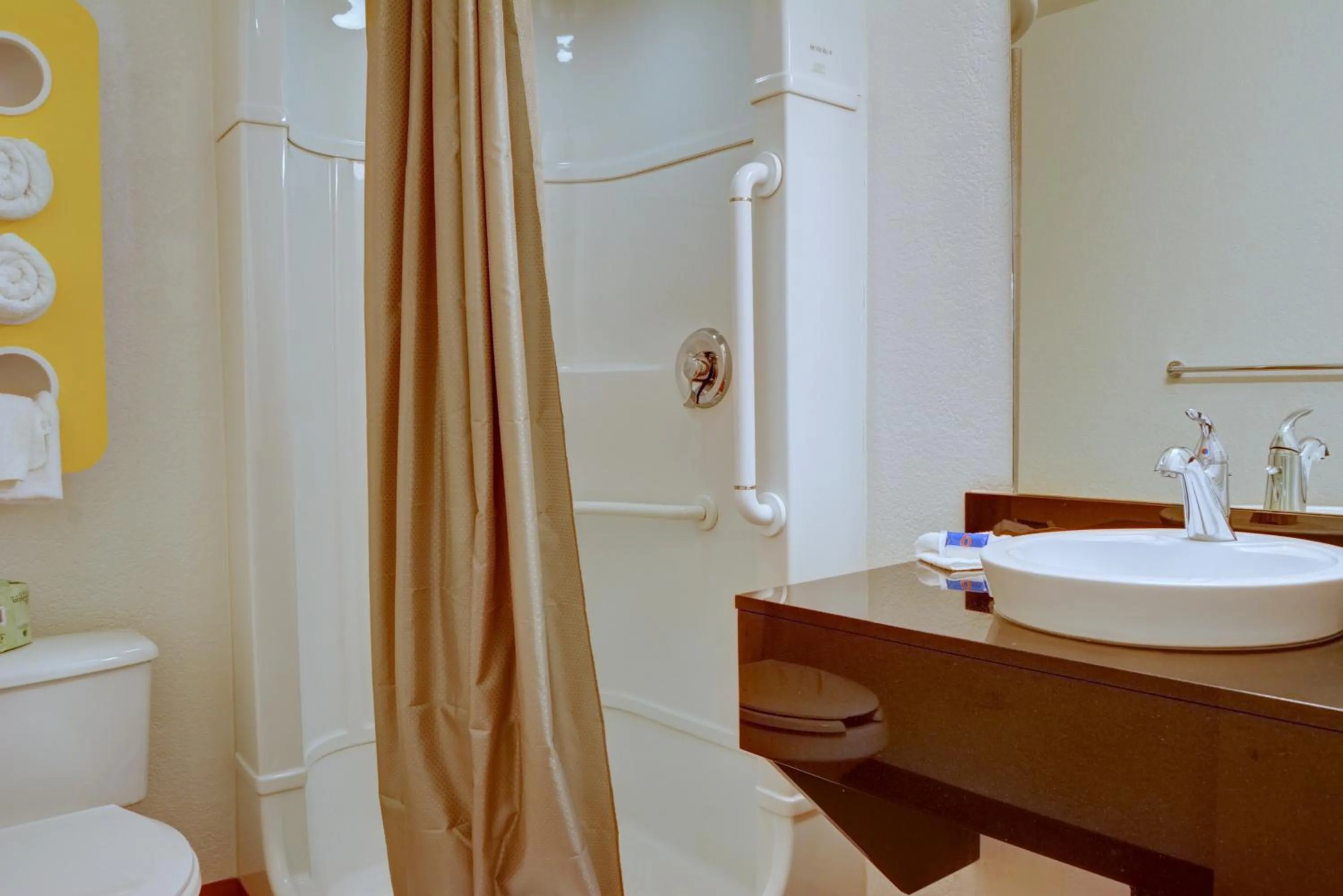 Bathroom in Motel 6-Springfield, OR - Eugene North