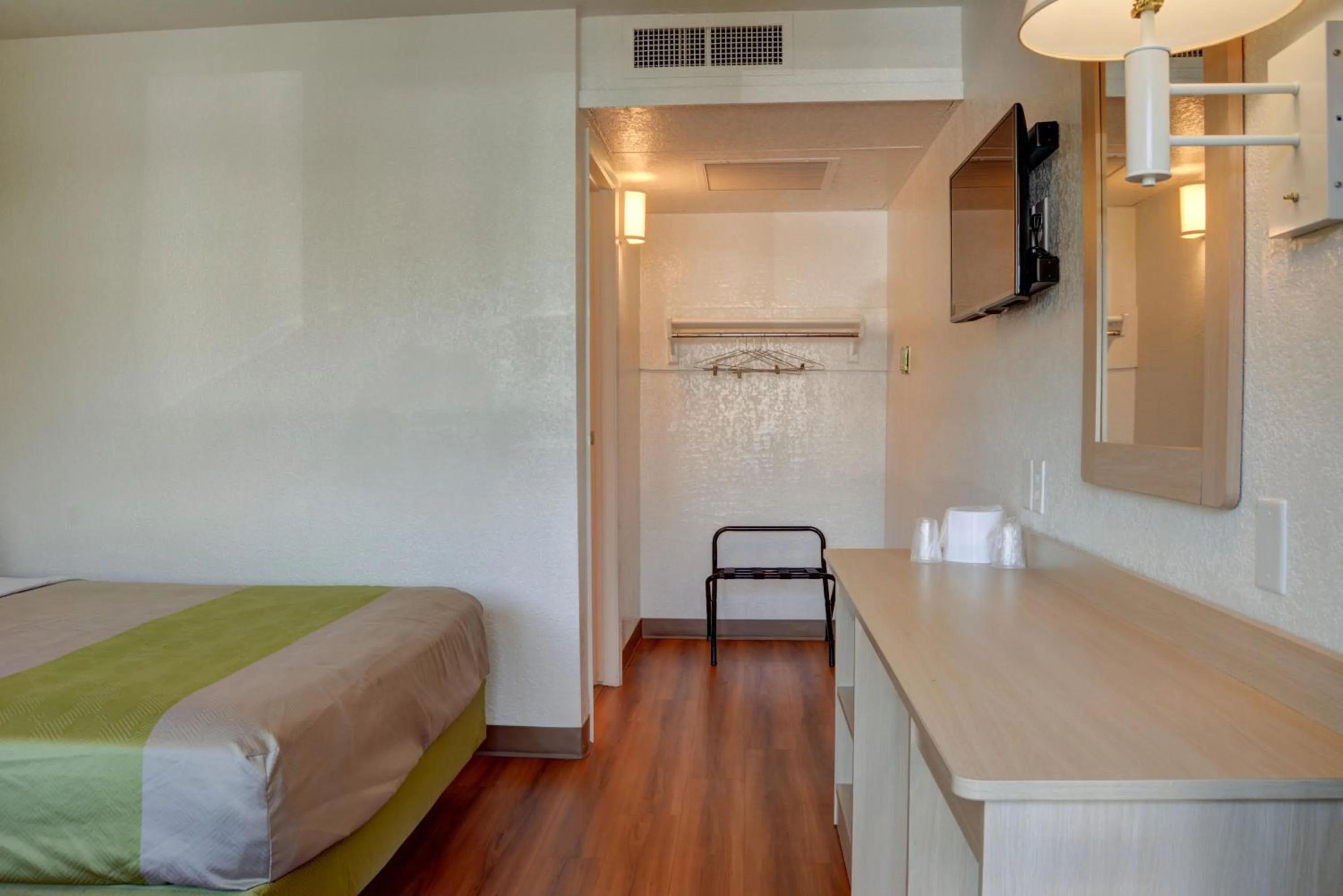 Bedroom, Bed in Motel 6-Springfield, OR - Eugene North