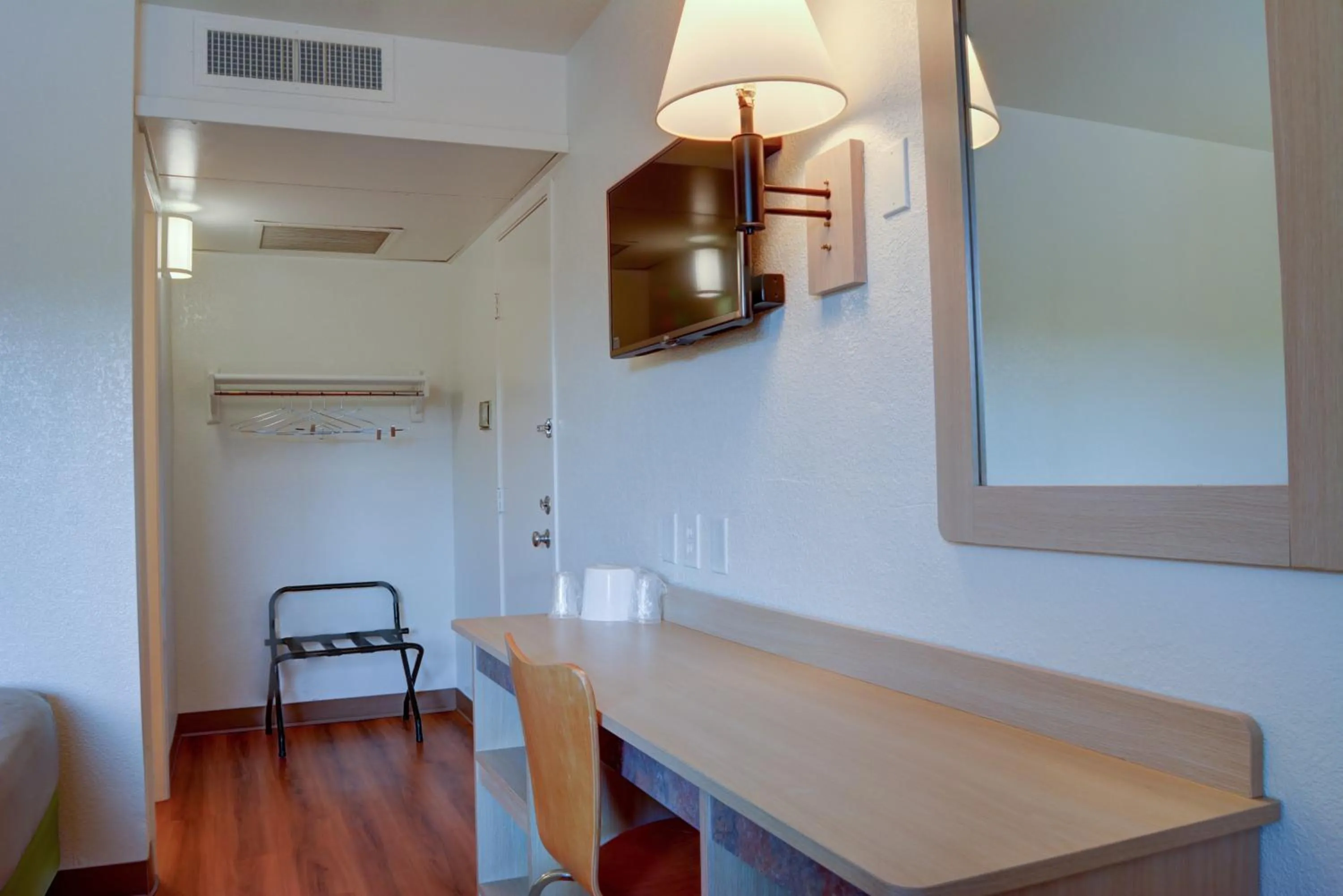 Bathroom in Motel 6-Springfield, OR - Eugene North