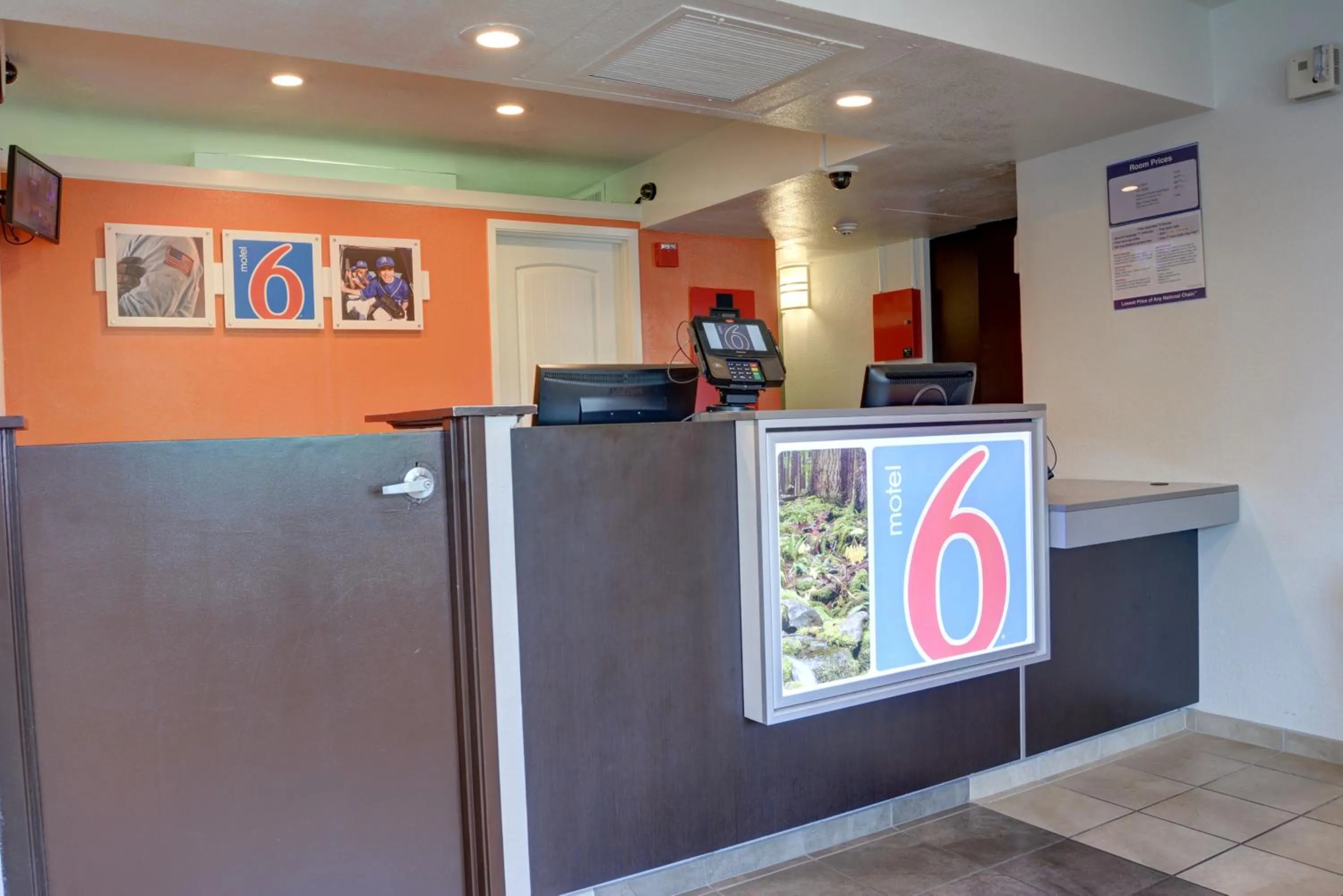 Lobby or reception in Motel 6-Springfield, OR - Eugene North