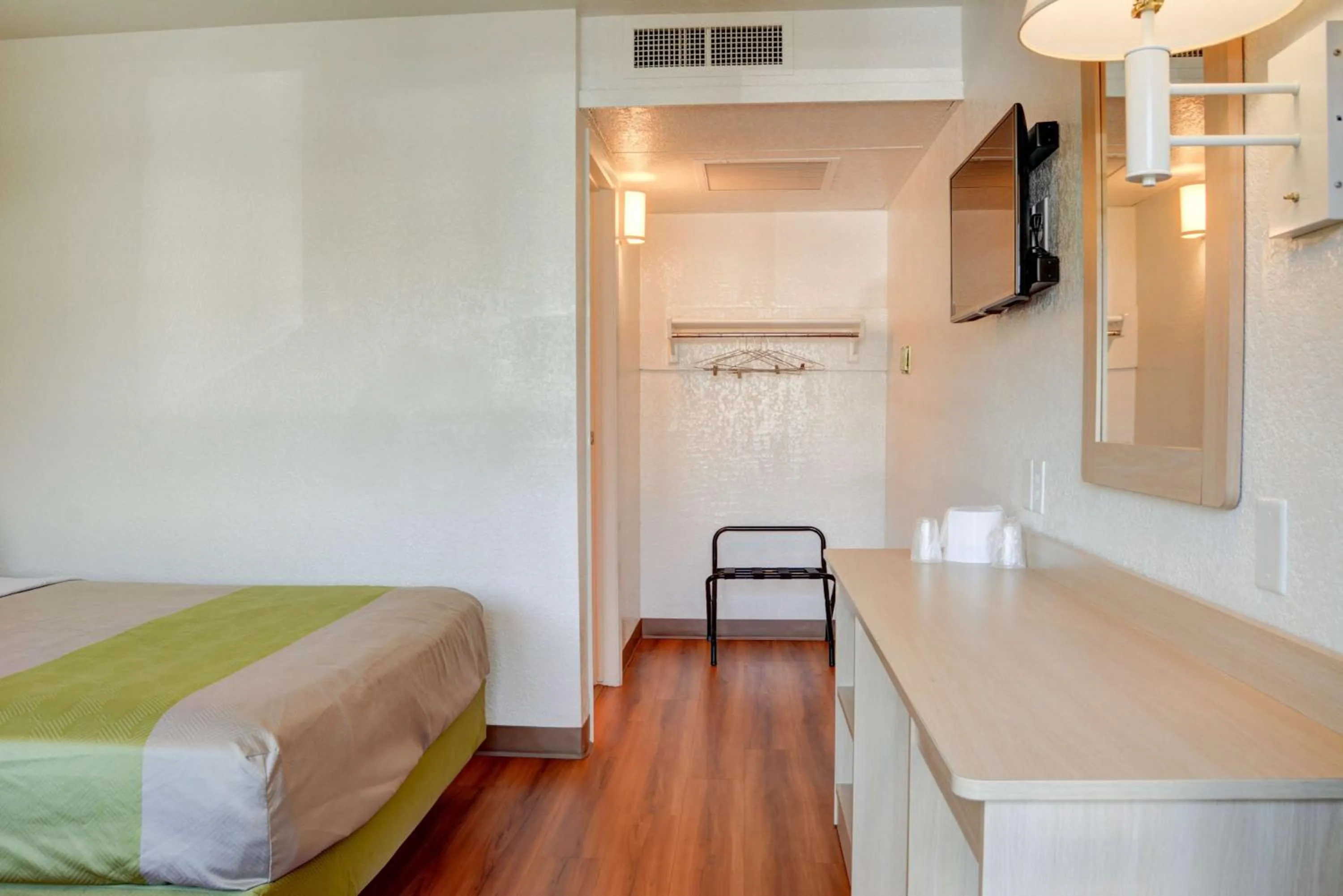 Bedroom, Bed in Motel 6-Springfield, OR - Eugene North