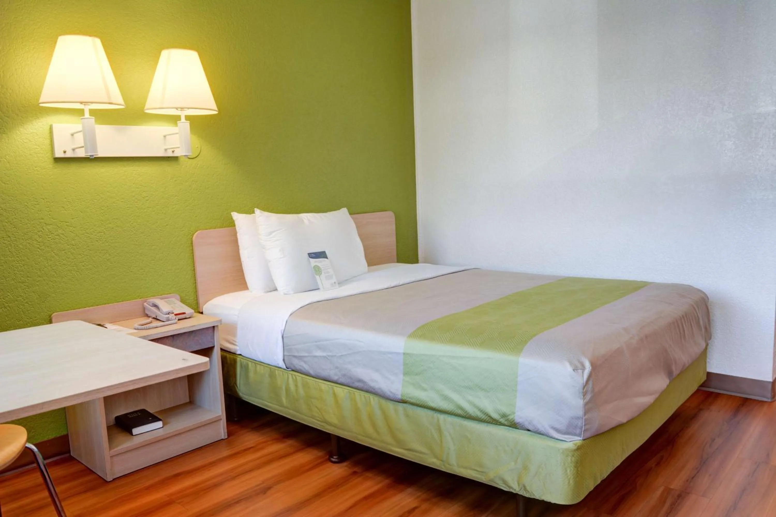 Bedroom, Bed in Motel 6-Springfield, OR - Eugene North