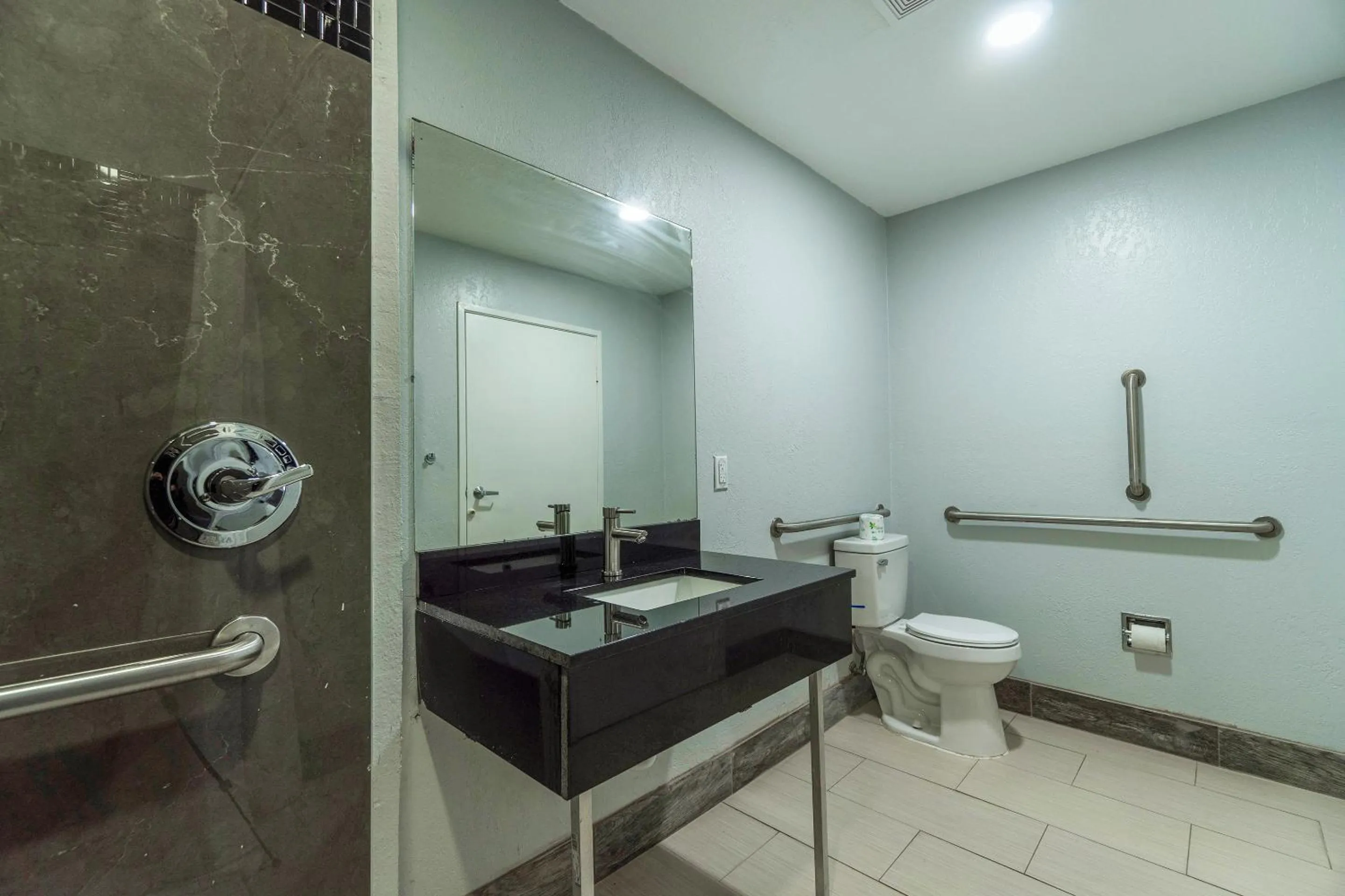 Bathroom in Xpress Inn & Extended Stays