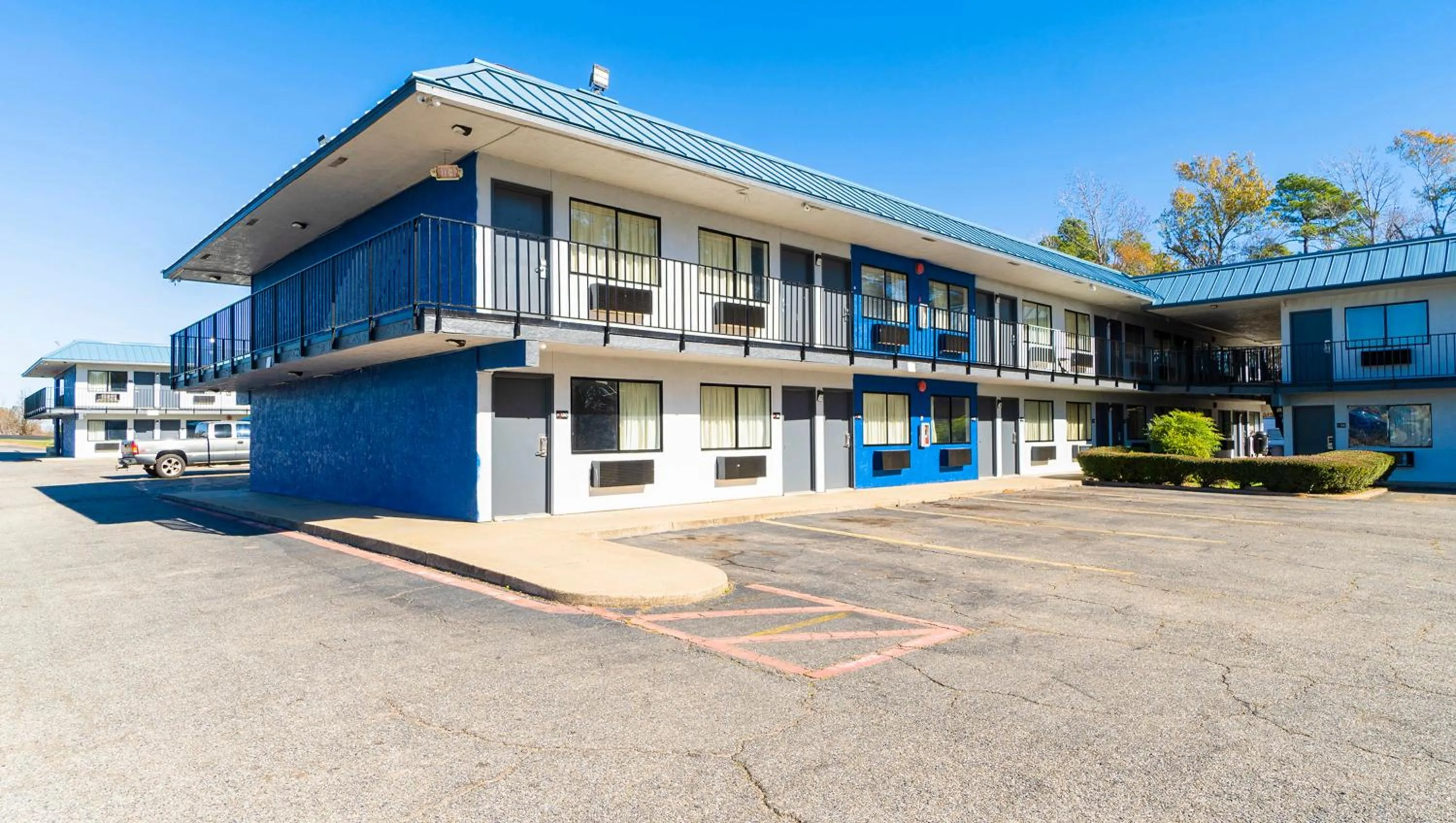 Property building in Xpress Inn & Extended Stays