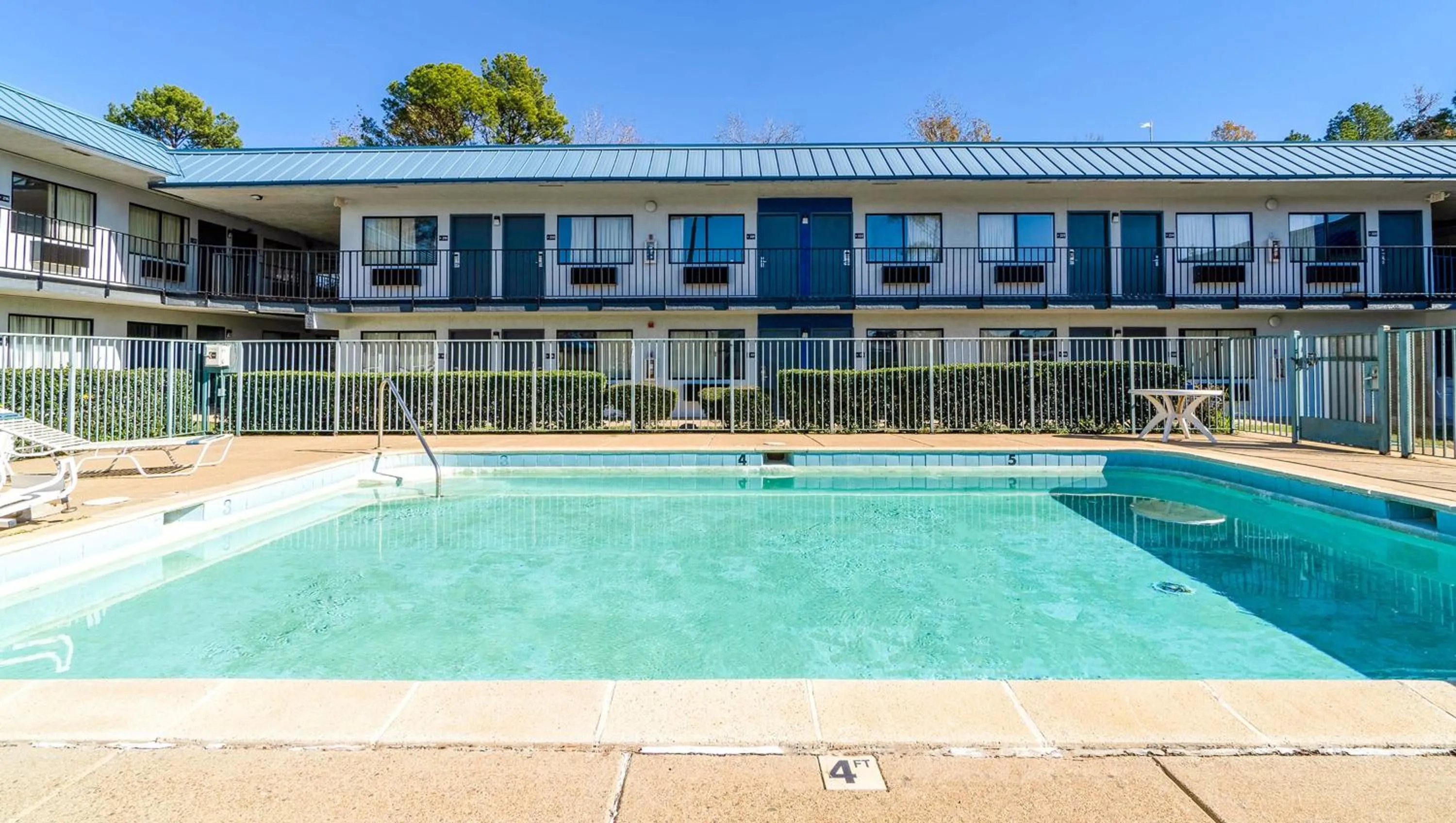 Swimming pool in Xpress Inn & Extended Stays