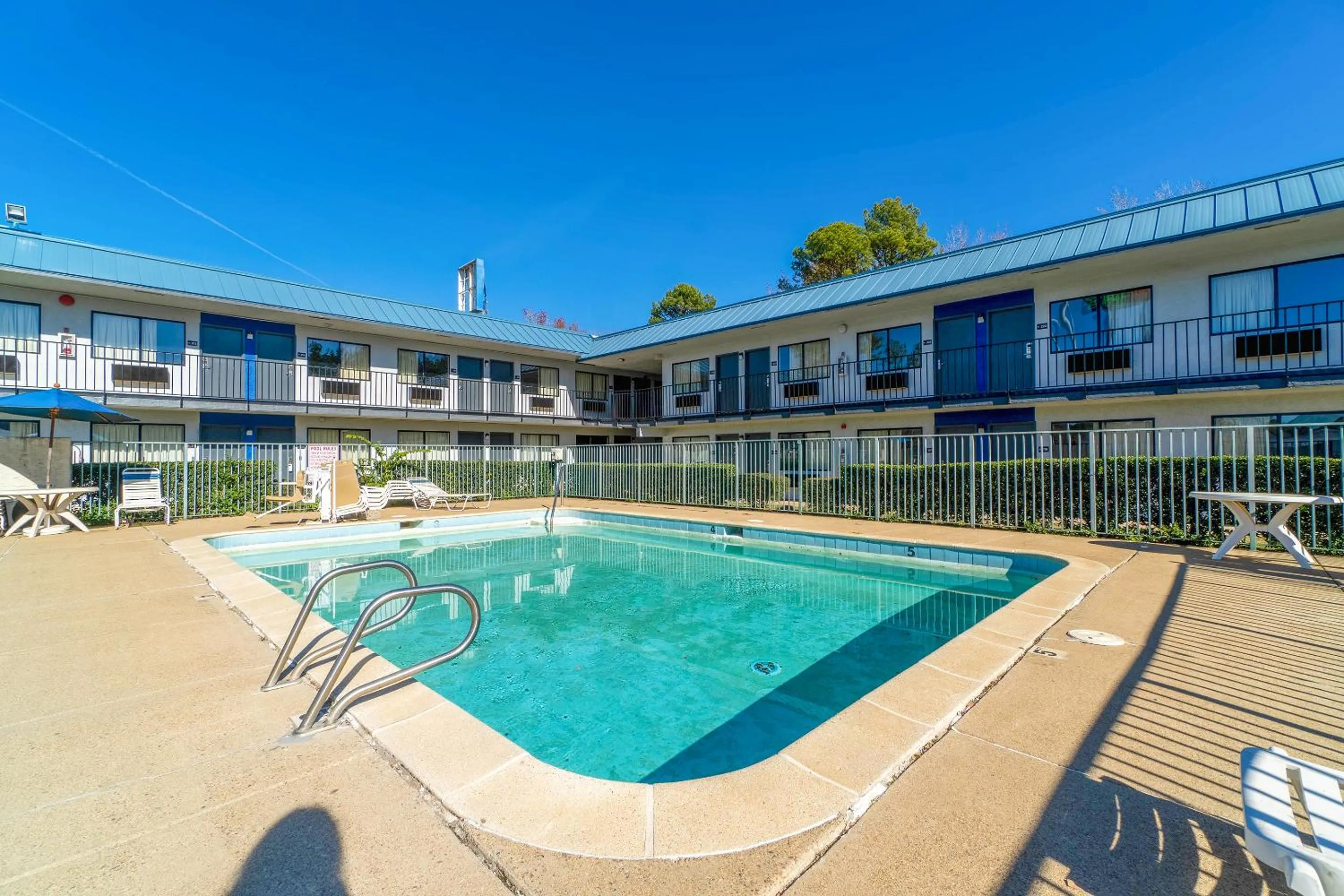 Swimming pool in Xpress Inn & Extended Stays