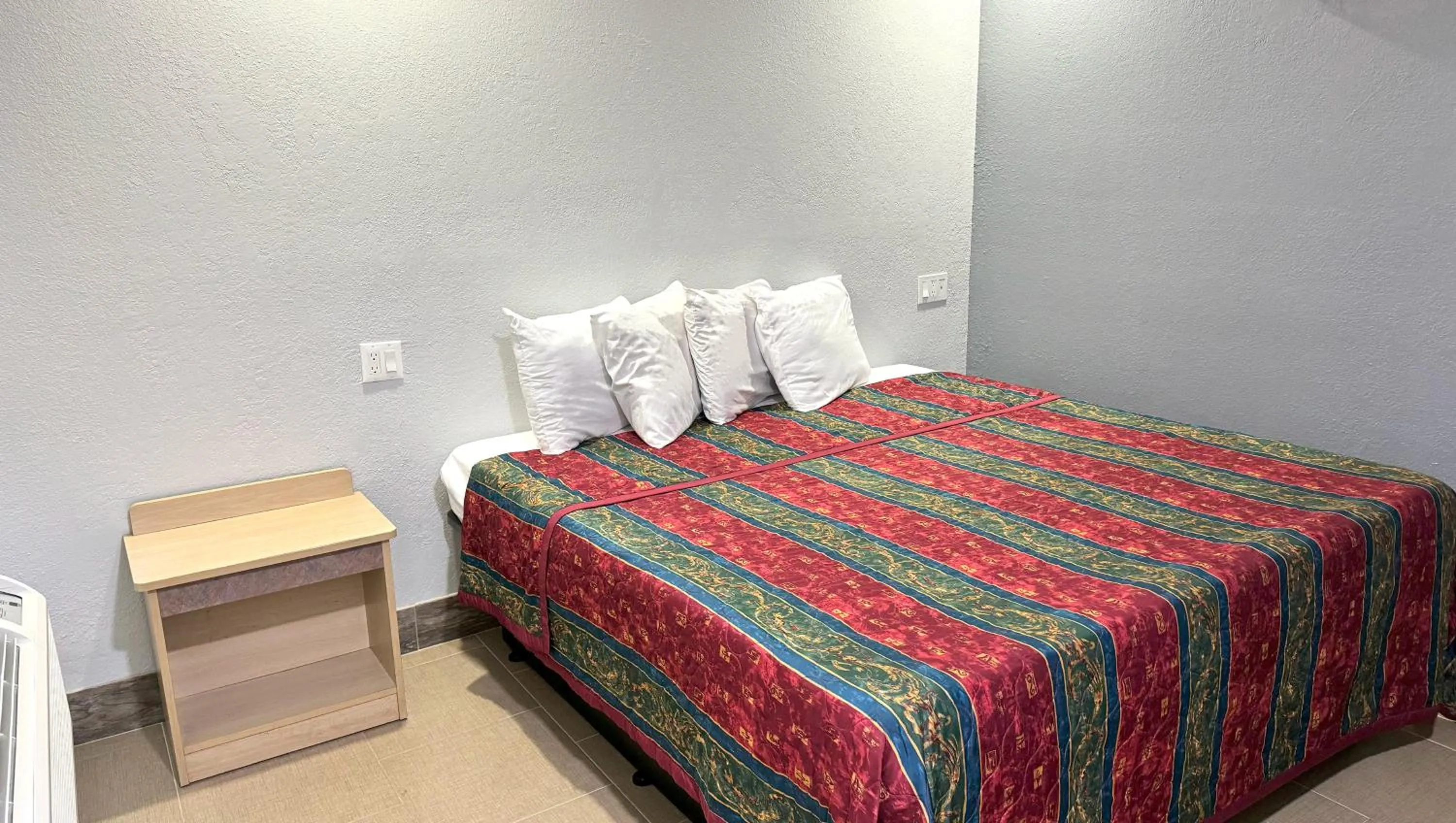 Photo of the whole room, Bed in Xpress Inn & Extended Stays