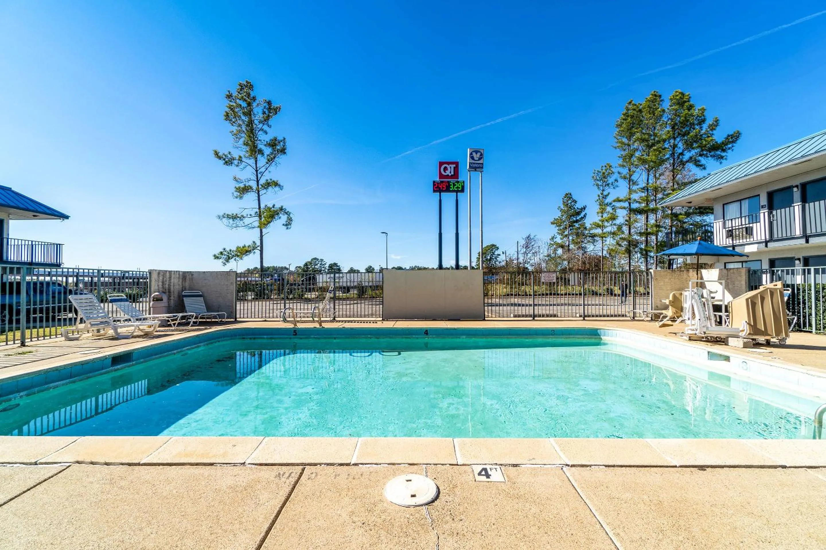 Swimming pool in Xpress Inn & Extended Stays