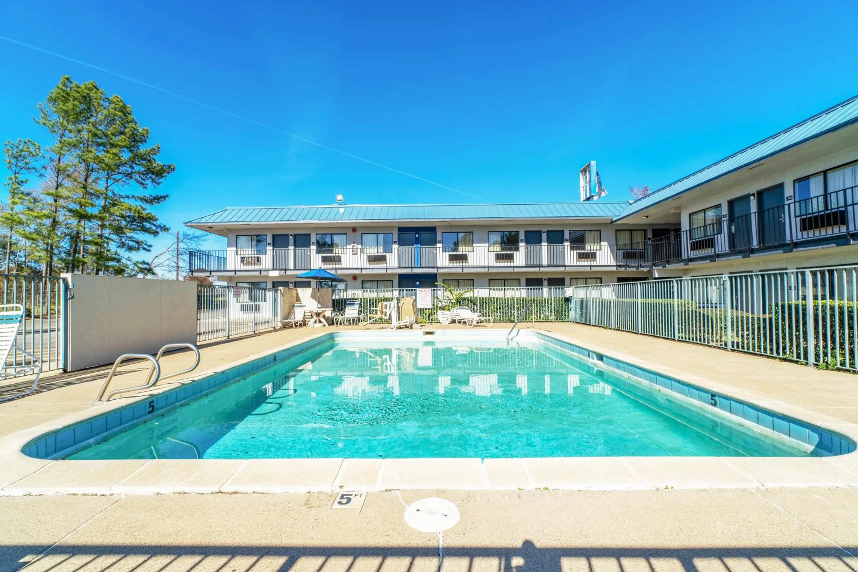 Swimming pool in Xpress Inn & Extended Stays