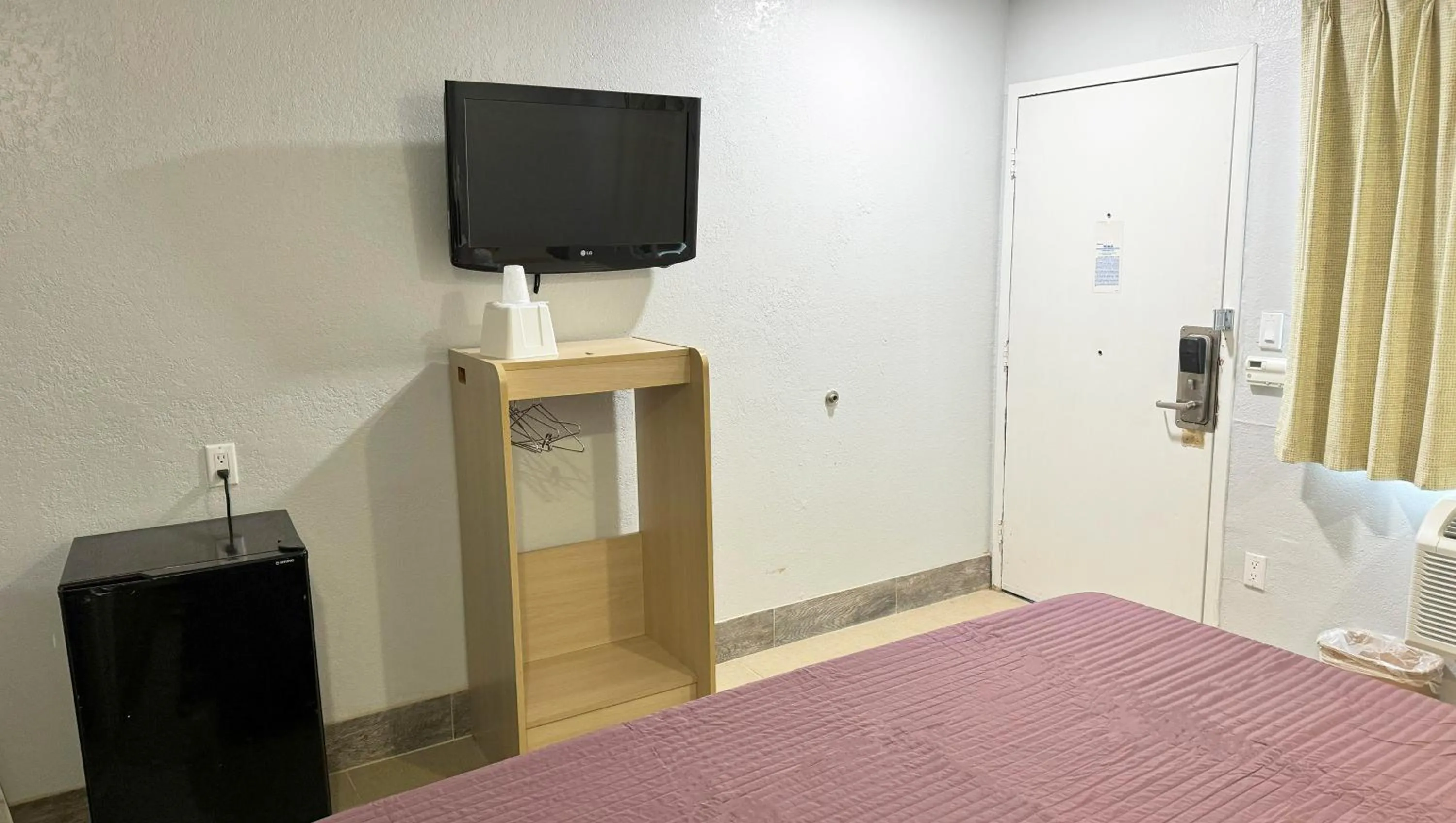 Photo of the whole room, Bed in Xpress Inn & Extended Stays