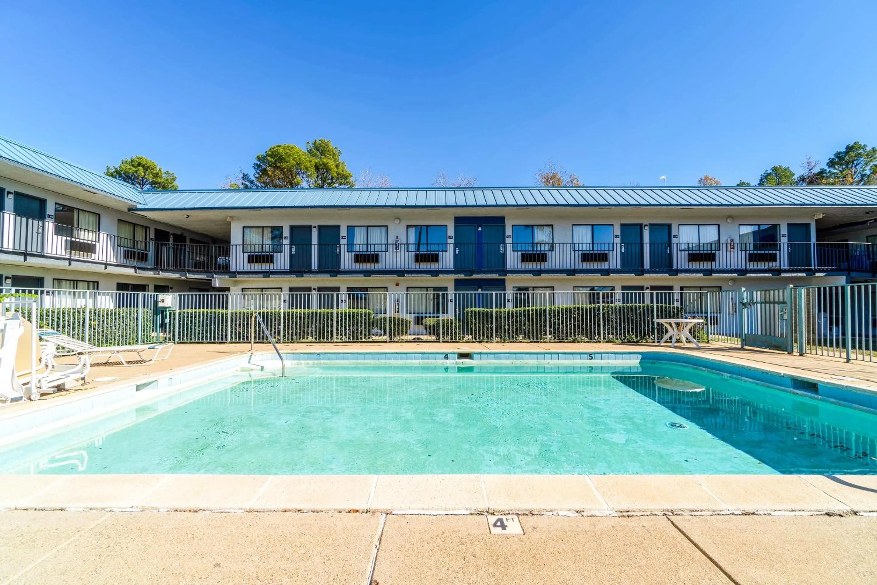 Swimming pool in Xpress Inn & Extended Stays