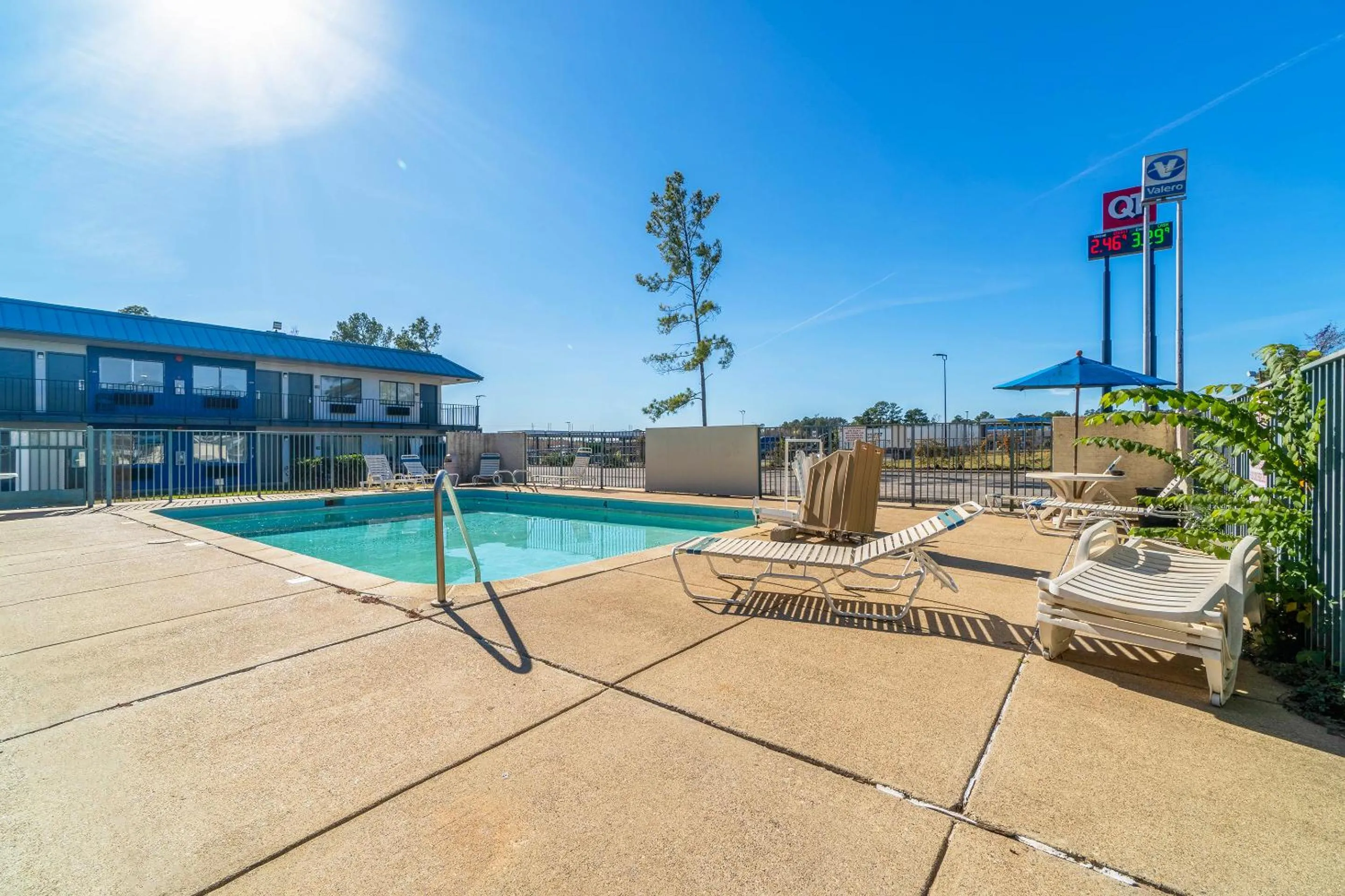 Swimming pool in Xpress Inn & Extended Stays