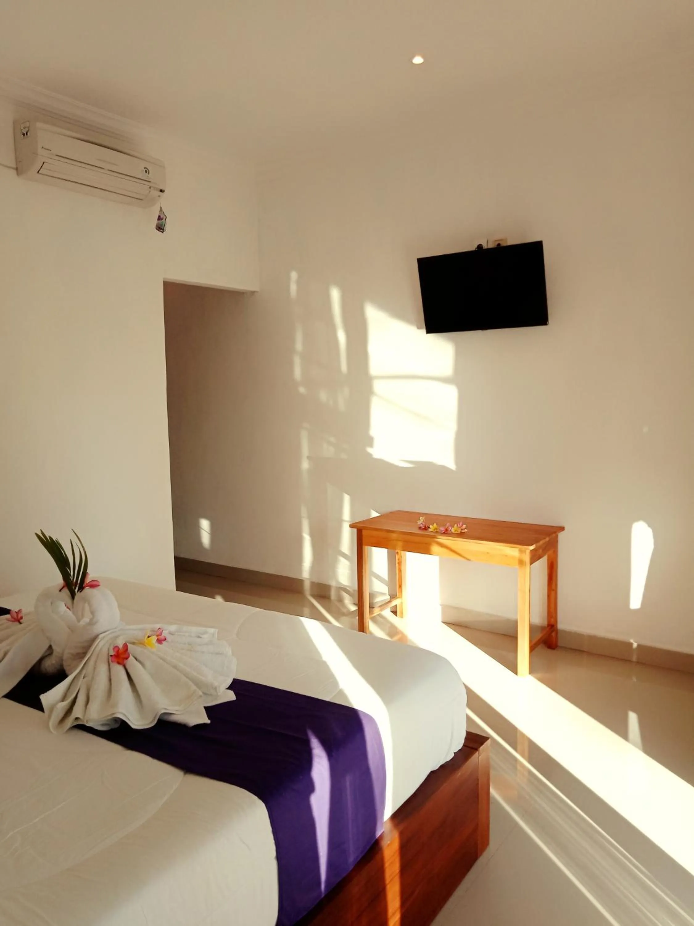 Communal lounge/ TV room, Bed in Japa Bungalow