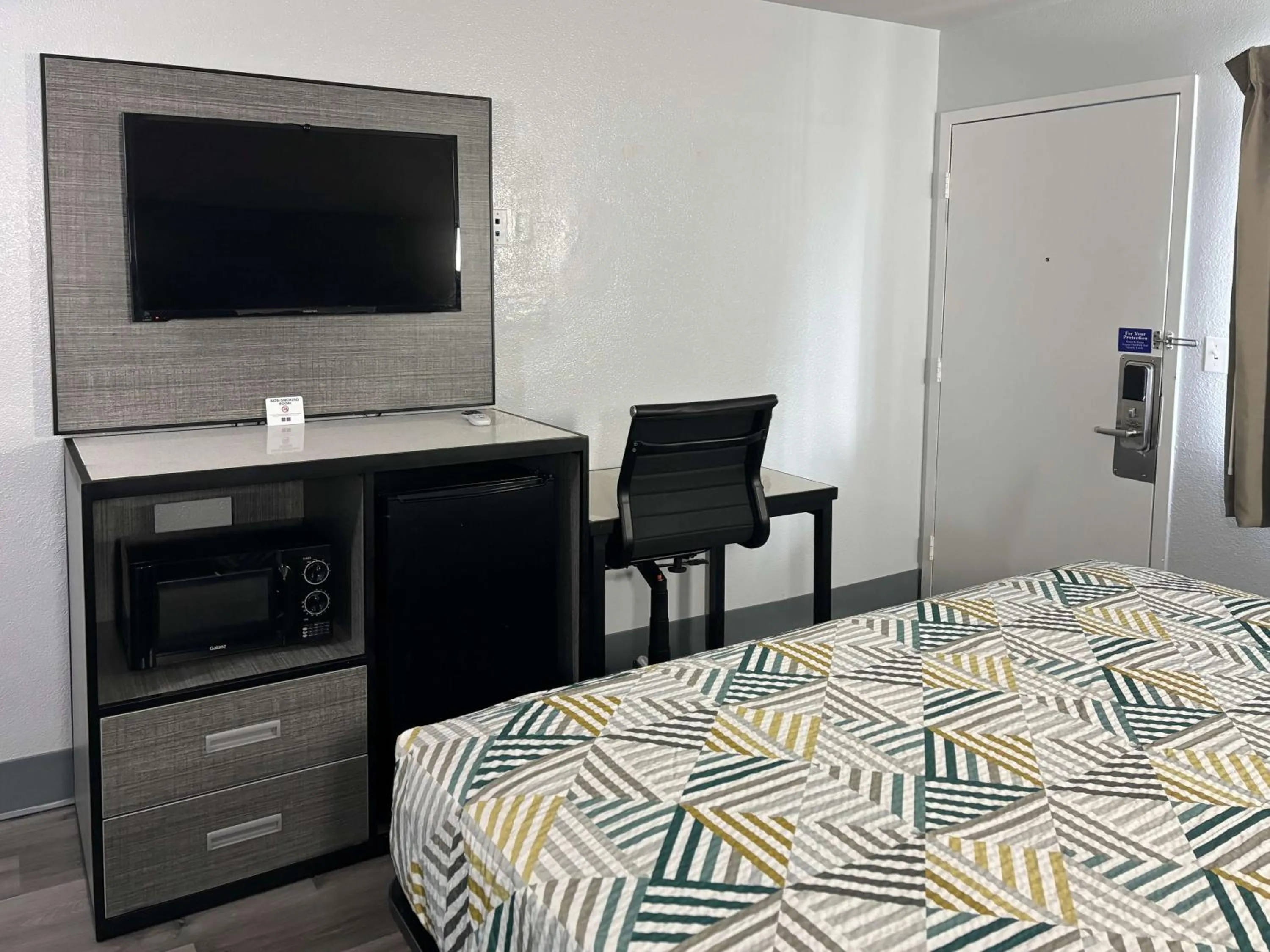 Bedroom, Bed in Motel 6-Meridian, MS