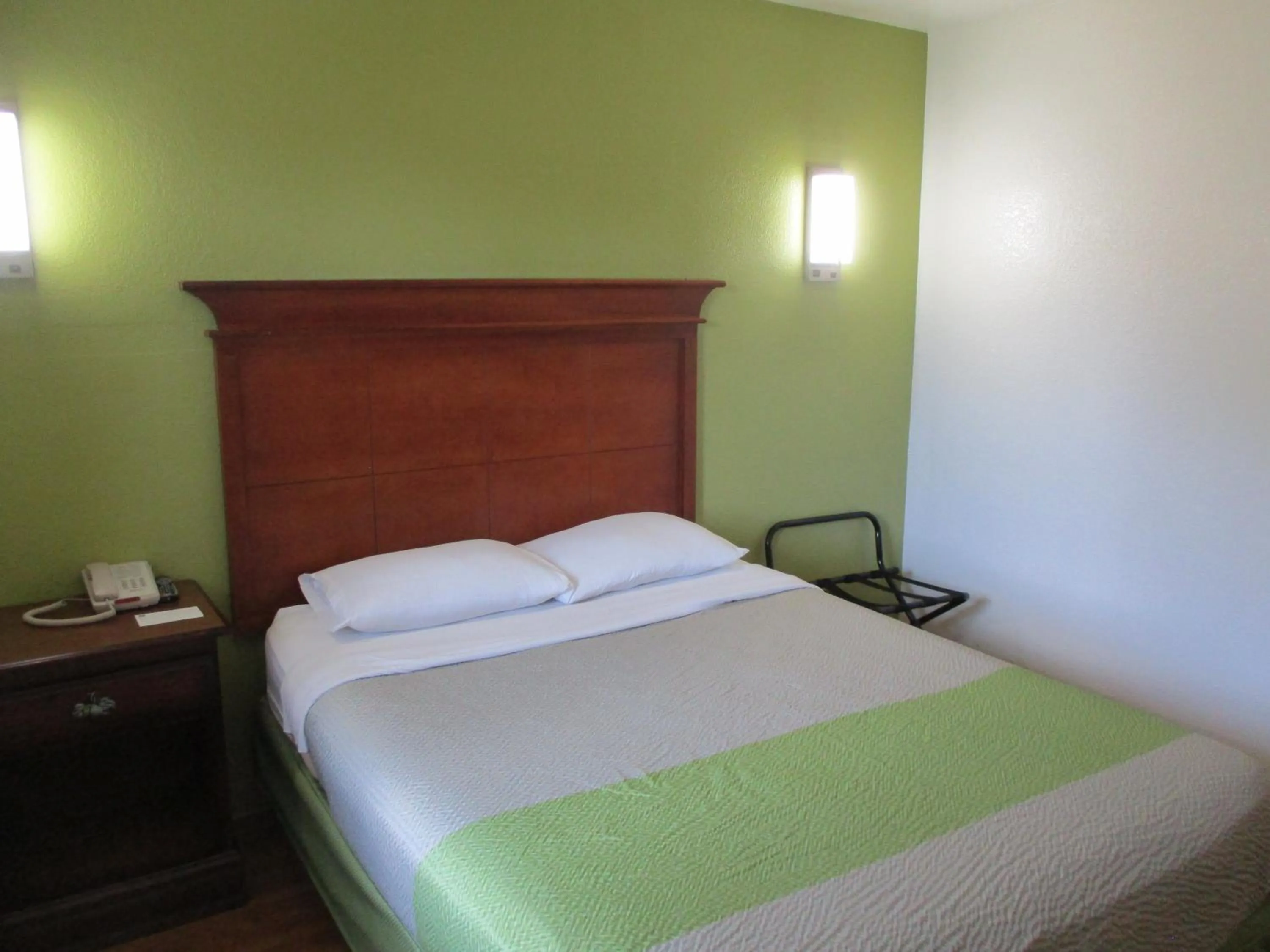 Bed in Motel 6-Meridian, MS