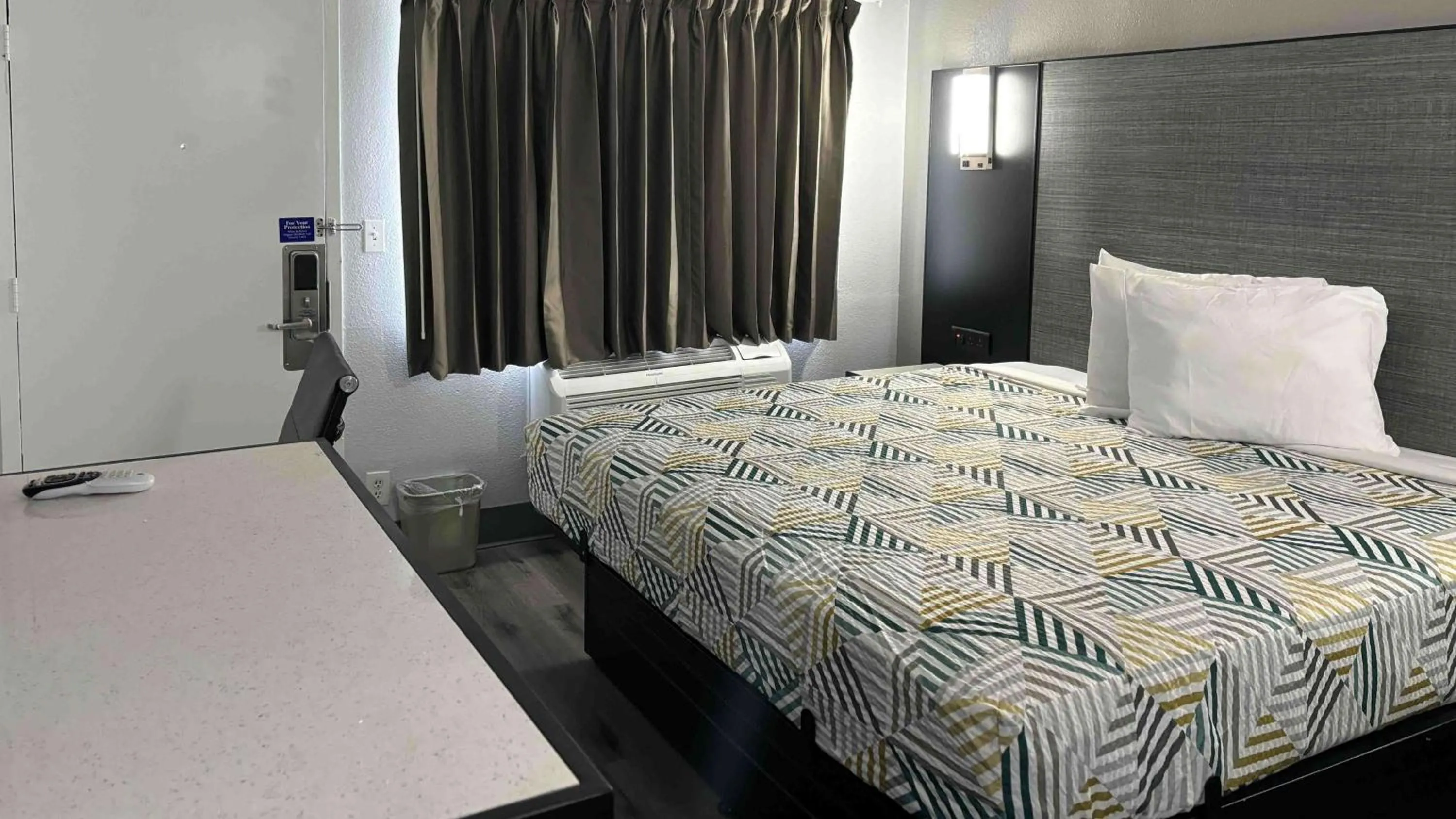 Bedroom, Bed in Motel 6-Meridian, MS