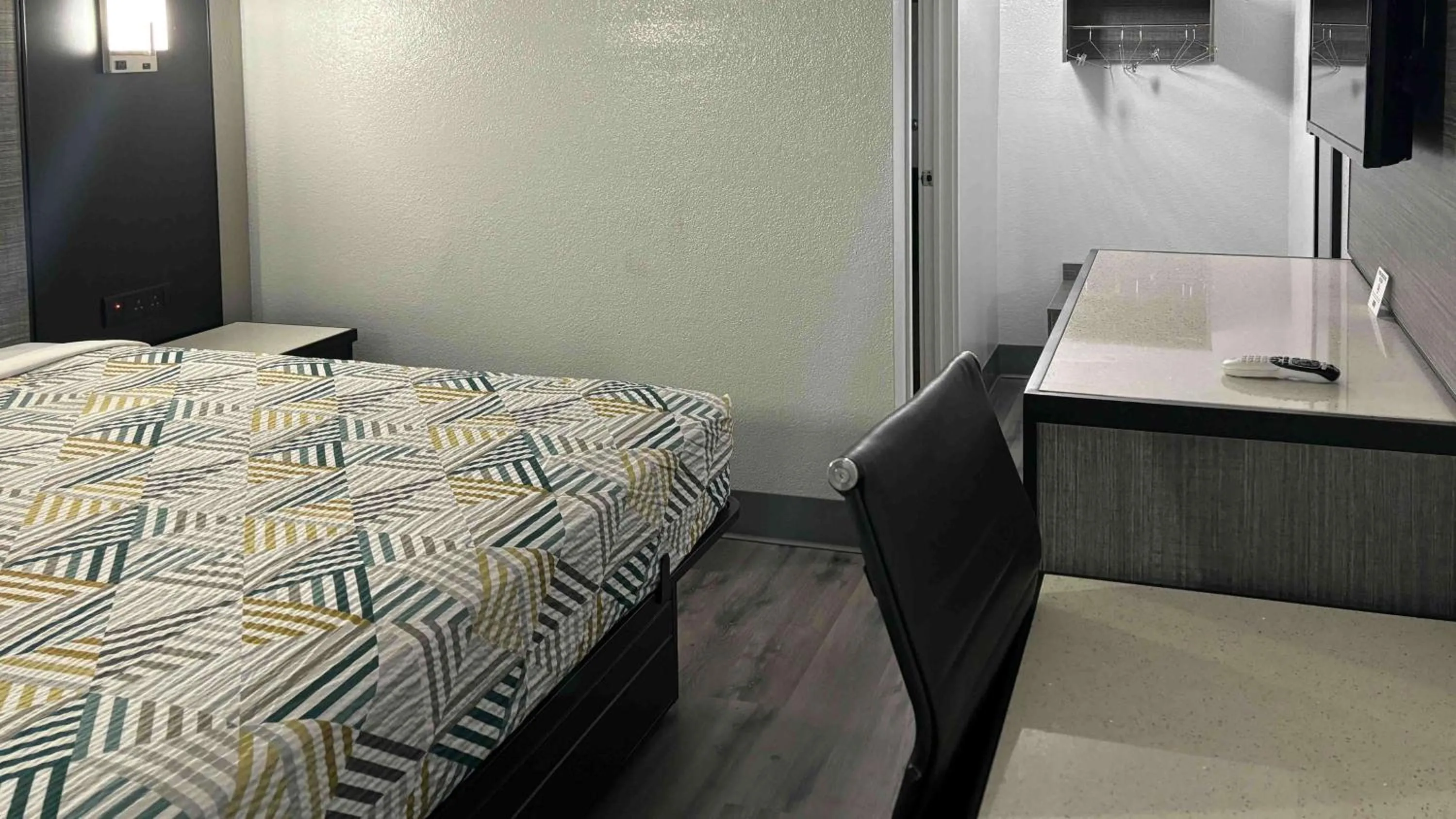 Bedroom, Bed in Motel 6-Meridian, MS