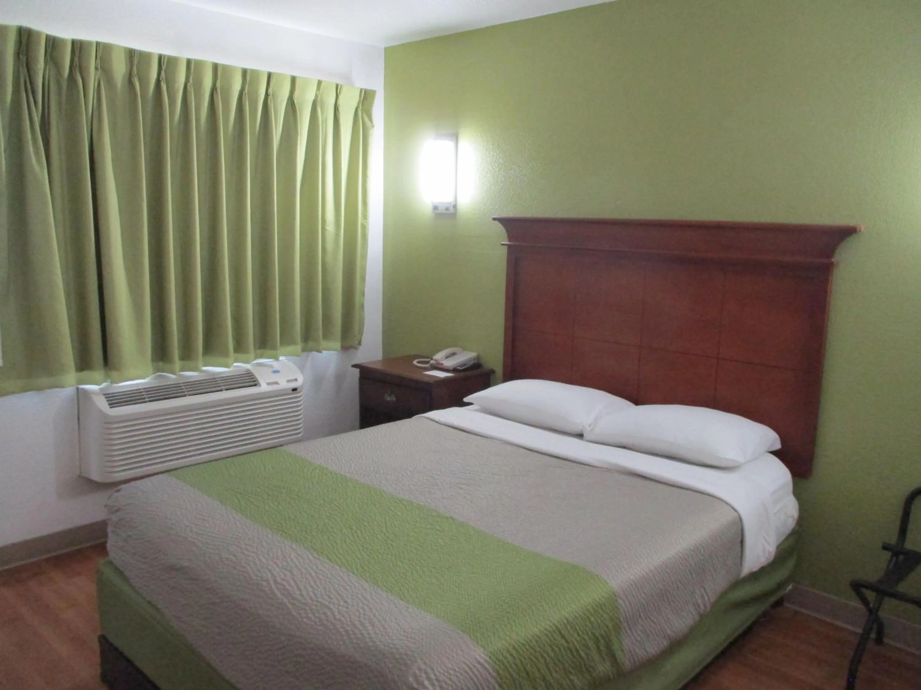 Bed in Motel 6-Meridian, MS