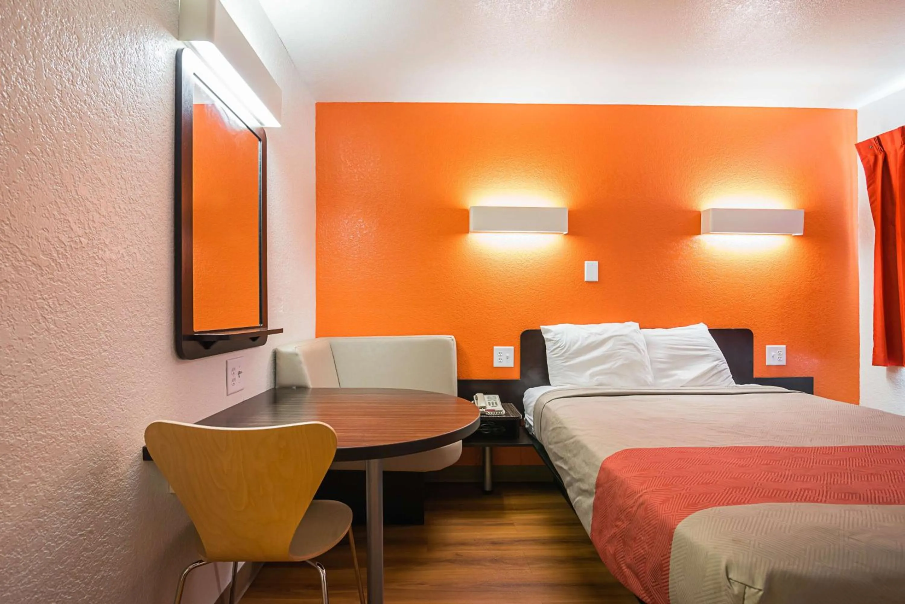 Photo of the whole room, Bed in Motel 6-Bessemer, AL - Birmingham