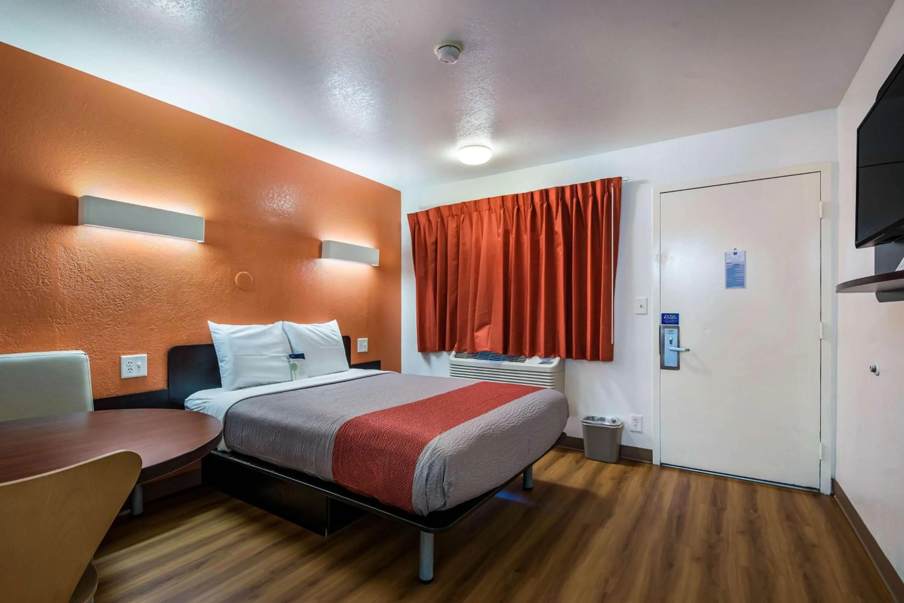 TV and multimedia, Bed in Motel 6-Bessemer, AL - Birmingham