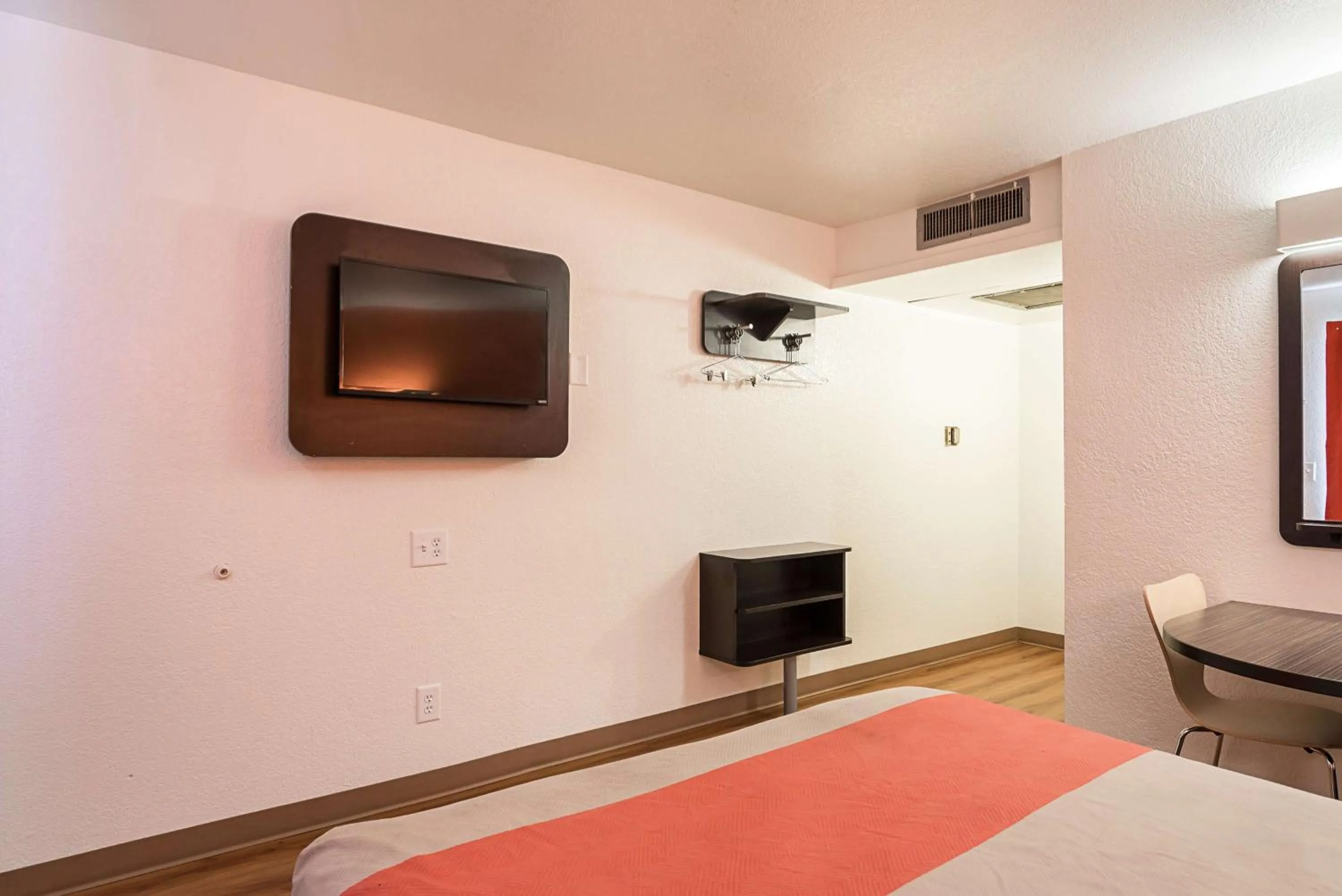 TV and multimedia, Bed in Motel 6-Bessemer, AL - Birmingham